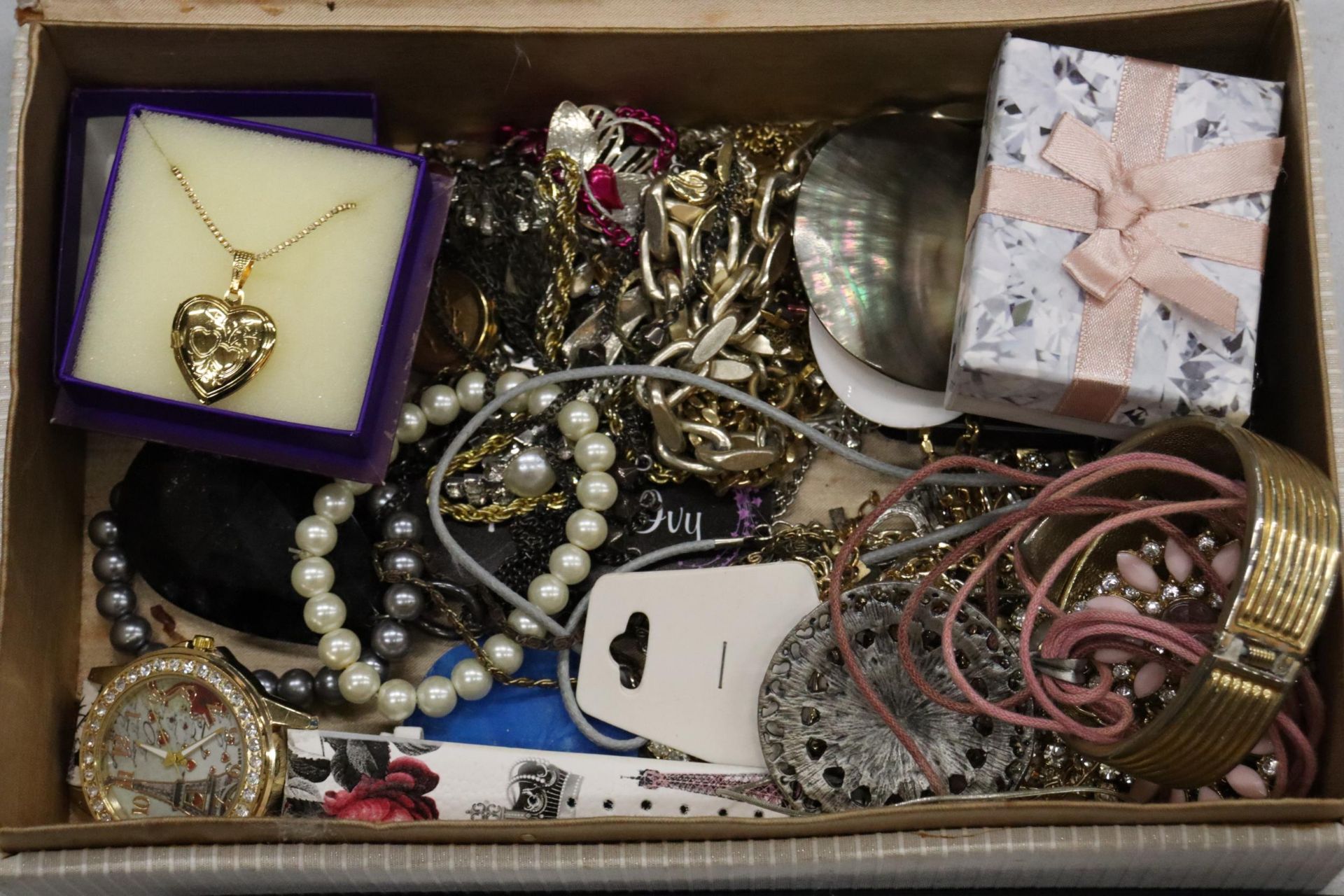 A QUANTITY OF COSTUME JEWELLERY TO INCLUDE NECKLACES, BRACELETS, BROOCHES, ETC - Image 7 of 7