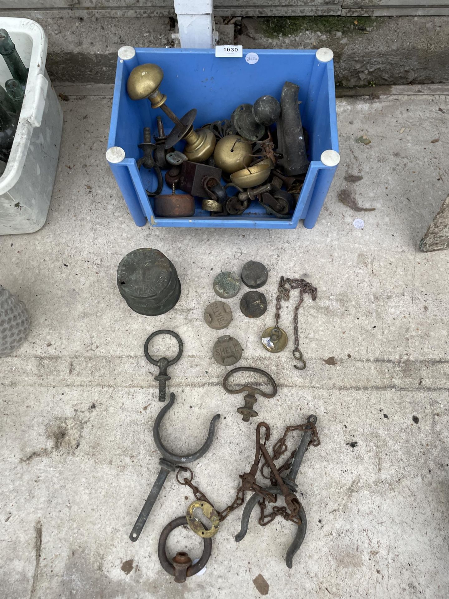 AN ASSORTMENT OF VINTAGE ITEMS TO INCLUDE FUEL CAN CAPS, A HUB CAP AND DOOR FURNITURE ETC