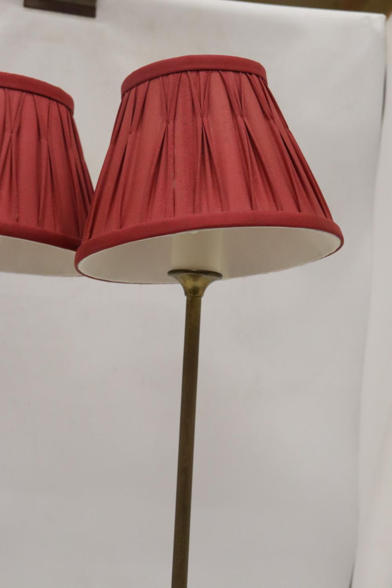A PAIR OF LAMPS WITH PLEATED SHADES AND BRASS STANDS - Image 3 of 6