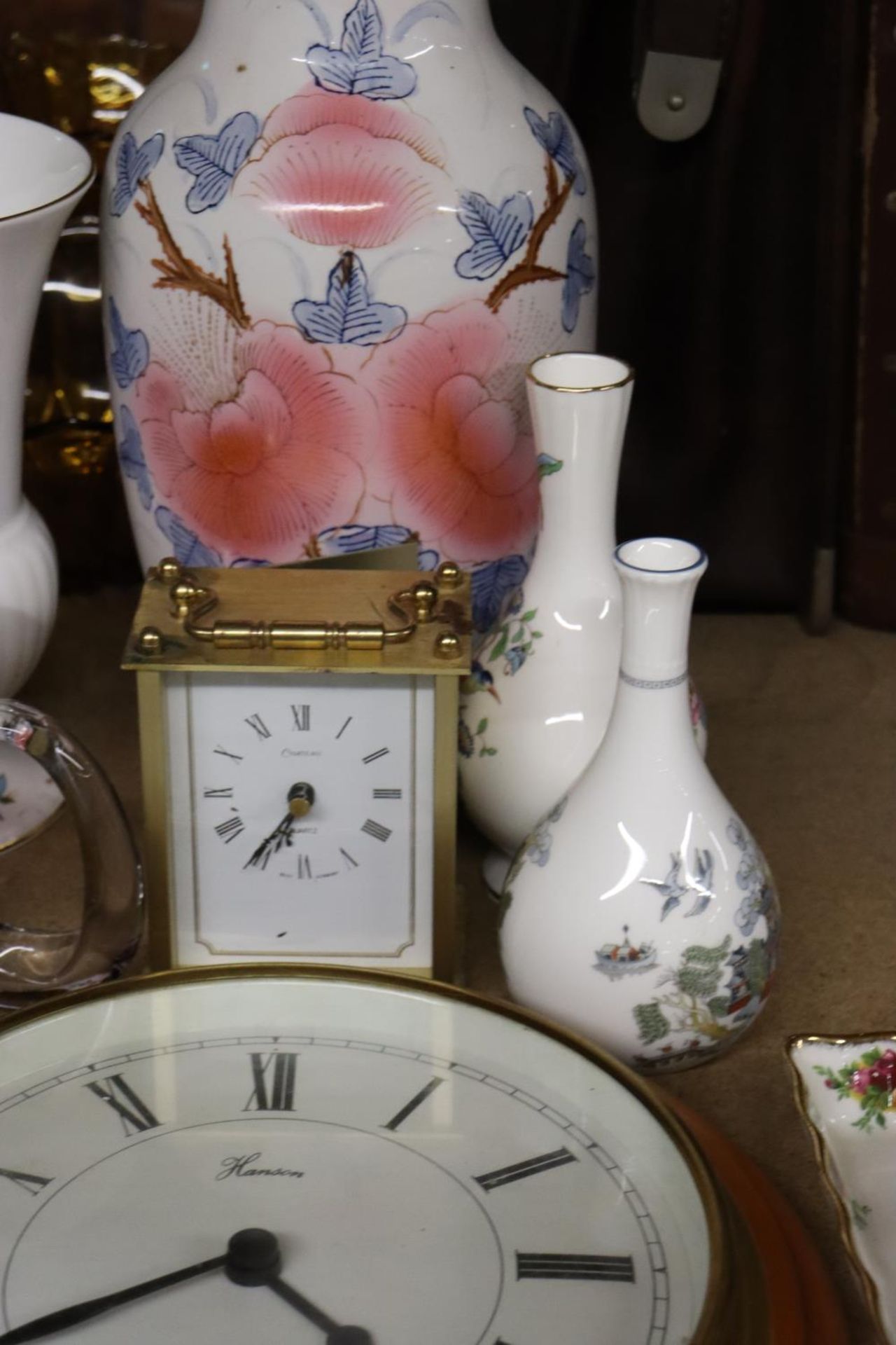 A MIXED LOT TO INCLUDE AYNSLEY 'PEMBROKE' VASES, A LARGE ORIENTAL VSE, WALL CLOCK, CARRIAGE CLOCK, - Bild 6 aus 6