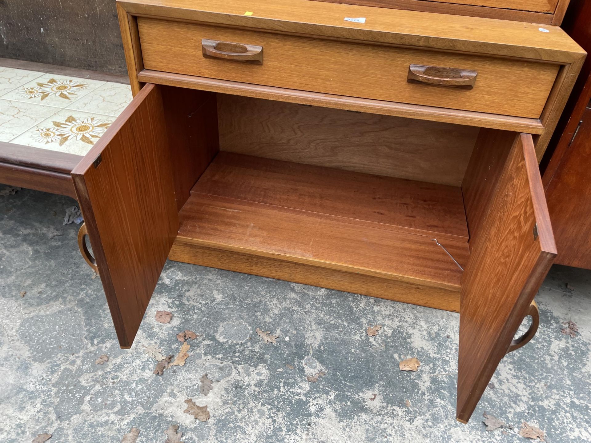 A RETRO TEAK G-PLAN COCKTAIL CABINET WITH DRAWERS AND CUPBOARDS TO BASE, 33" WIDE - Image 8 of 8