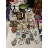 A MIXED VINTAGE LOT TO INCLUDE SOVEREIGN SCALES, COMPACTS, AN ALBERT CHAIN, CLOCK, TRINKET BOXES,