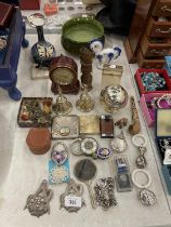 A MIXED VINTAGE LOT TO INCLUDE SOVEREIGN SCALES, COMPACTS, AN ALBERT CHAIN, CLOCK, TRINKET BOXES,