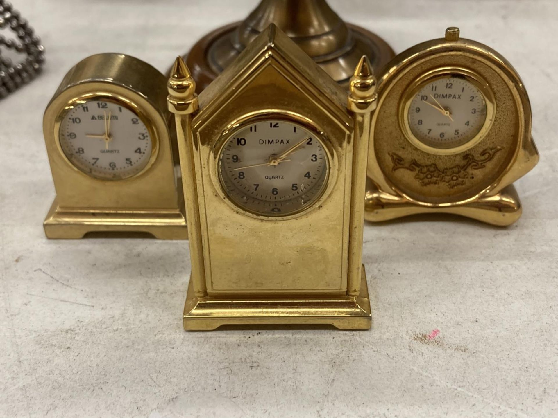 THREE MINIATURE BRASS CLOCKS, HEIGHT APPROX 6CM, PLUS A SMALL ARMILLARY SPHERE ON A WOODEN BASE, - Bild 2 aus 4