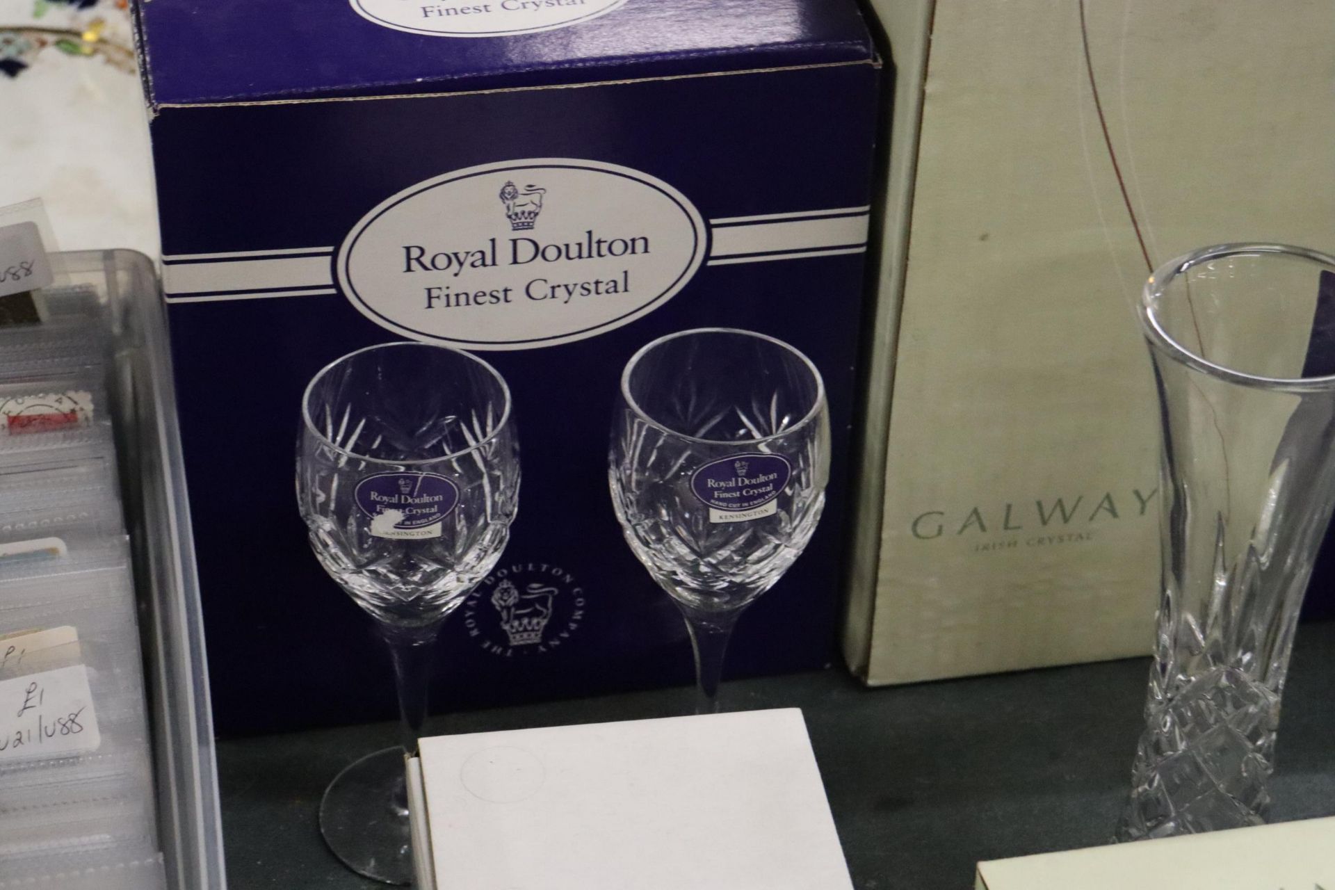 A COLLECTION OF BOXED GLASSWARE TO INCLUDE ROYAL DOULTON CRYSTAL GLASSES, ROYAL DOULTON WHISKY - Image 4 of 8