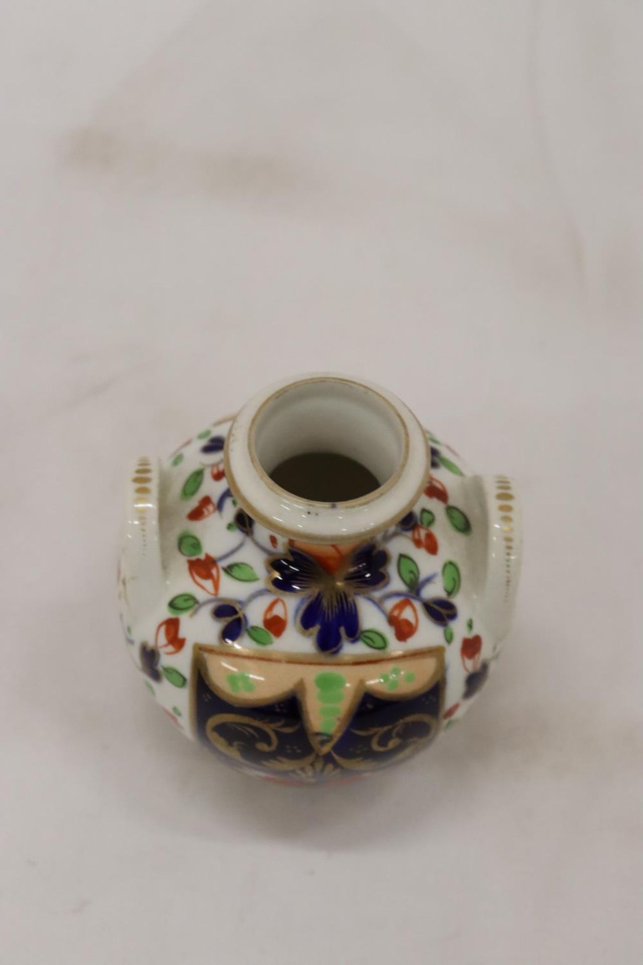 A SMALL ROYAL CROWN DERBY TWO HANDLED URN, HEIGHT 8CM - Image 4 of 5