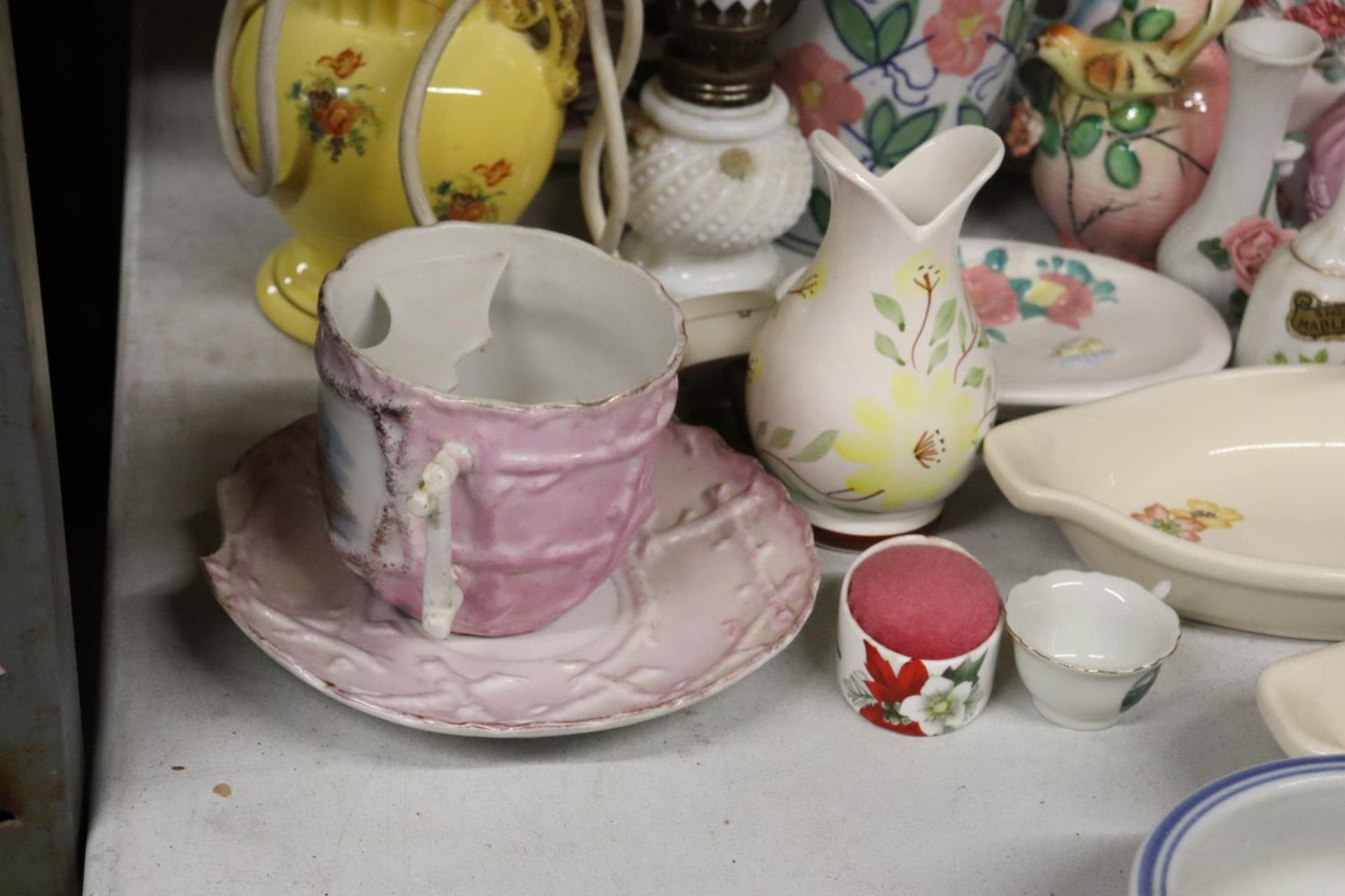 A QUANTITY OF CERAMICS TO INCLUDE VASES, A TABLE LAMP, DISHES, A CAKE STAND, ETC - Image 5 of 7