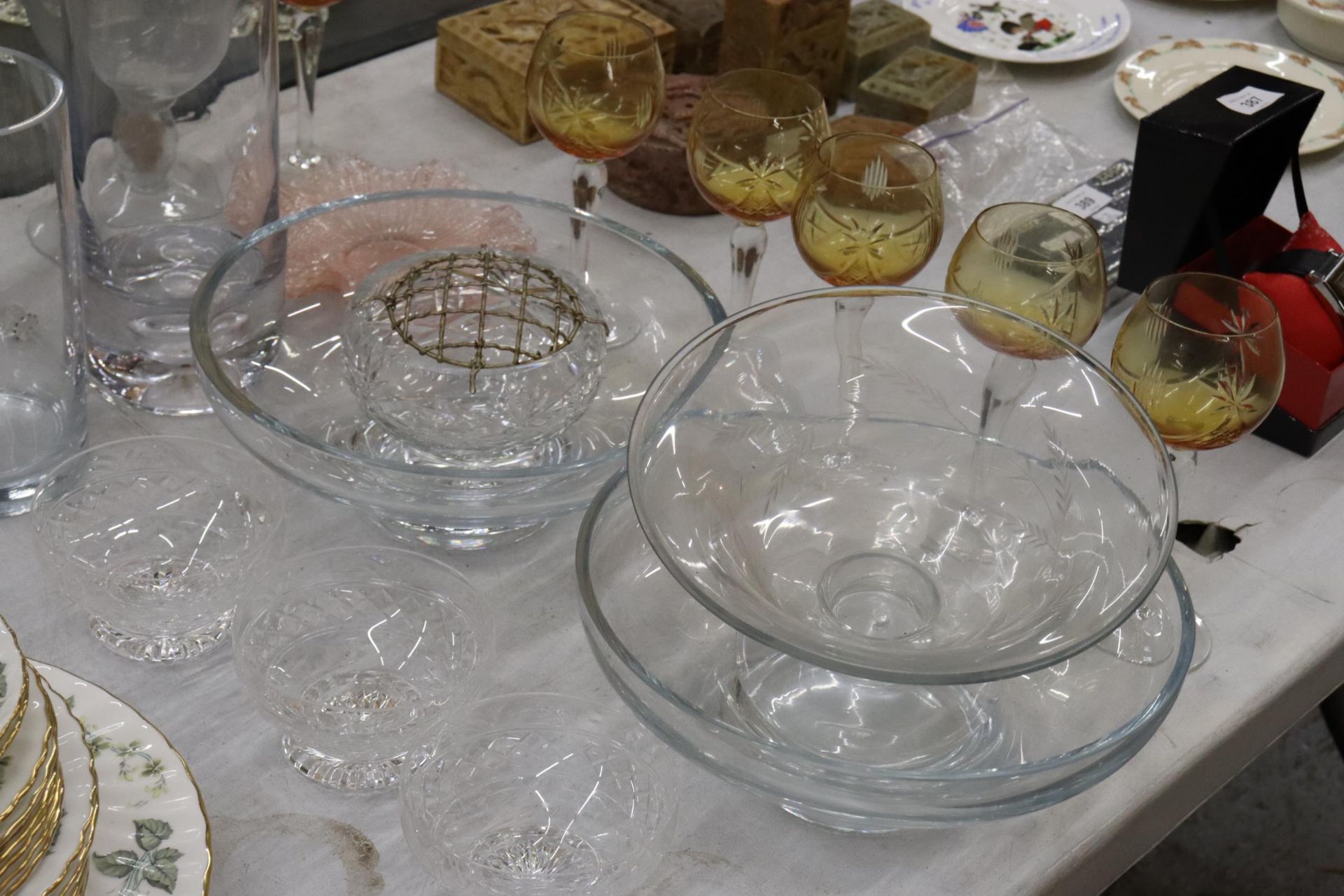 A QUANTITY OF GLASSWARE TO IJCLUDE BOWLS, VASES, DISHES, GLASSES, ETC., - Image 5 of 8