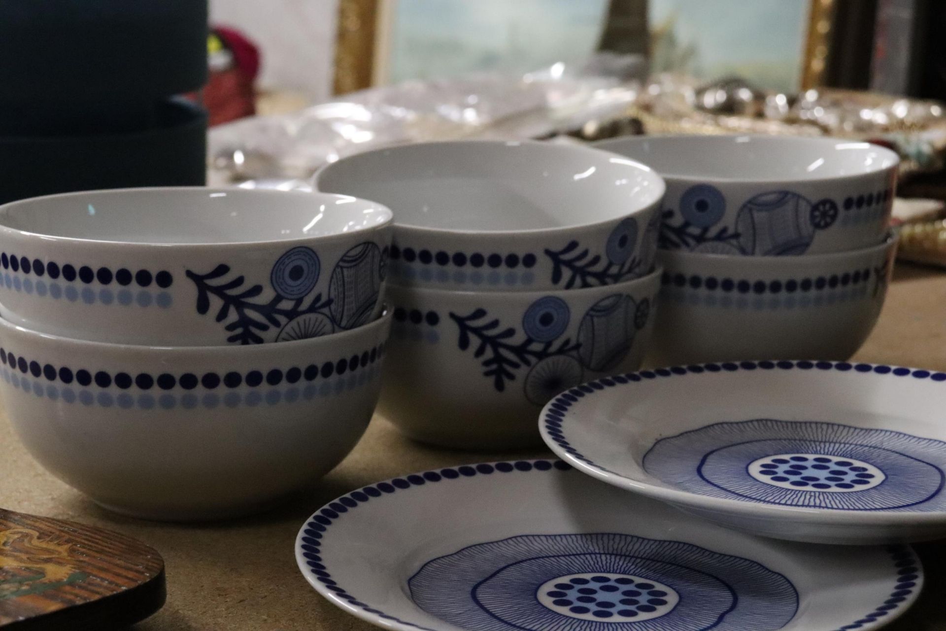 A QUANTITY OF CERAMICS DESIGNED BY PENNY LAI TO INCLUDE SIX BOWLS AND THREE PLATES - Image 6 of 8