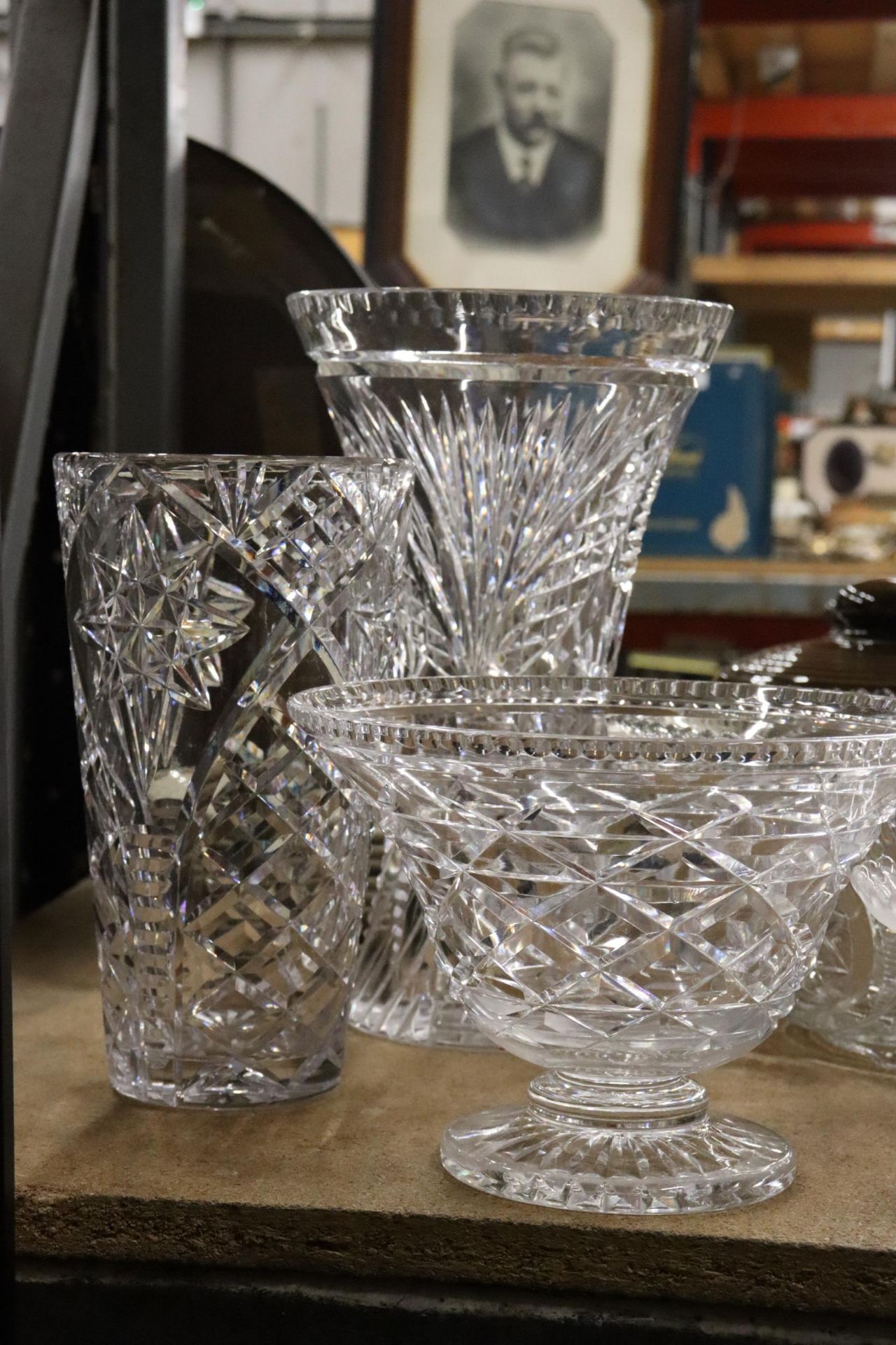 A QUANTITY OF GLASSWARE TO INCLUDE VASES, BOWLS, ETC - 7 PIECES IN TOTAL - Image 5 of 8