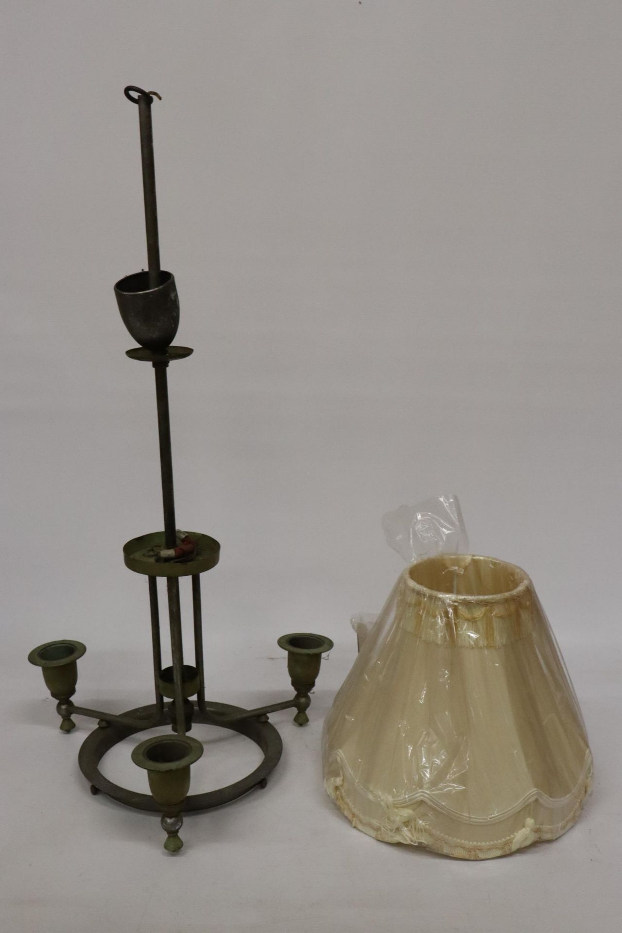A VINTAGE BRASS CEILING LIGHT WITH THREE BRANCHES PLUS TWO SHADES - Image 5 of 6