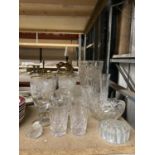 A QUANTITY OF GLASSWARE TO INCLUDE VASES, GLASSES AND FLOWER ARRANGING FROG ETC