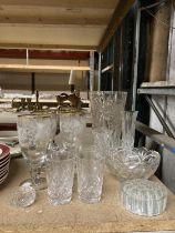 A QUANTITY OF GLASSWARE TO INCLUDE VASES, GLASSES AND FLOWER ARRANGING FROG ETC