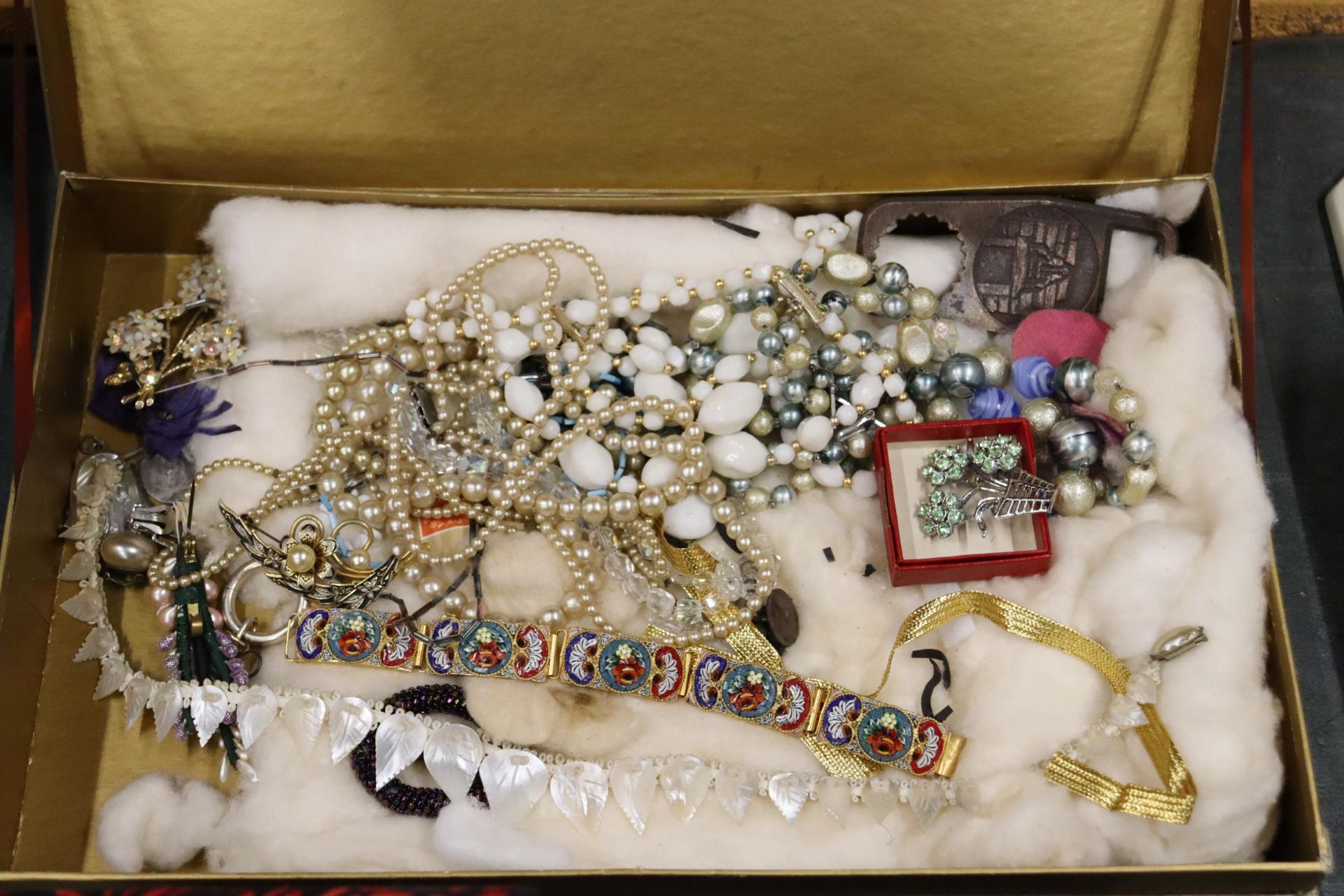 A QUANTITY OF COSTUME JEWELLERY TO INCLUDE BROOCHES, NECKLACES AND BRACELETS PLUS CLOTH JEWELLERY - Image 2 of 8