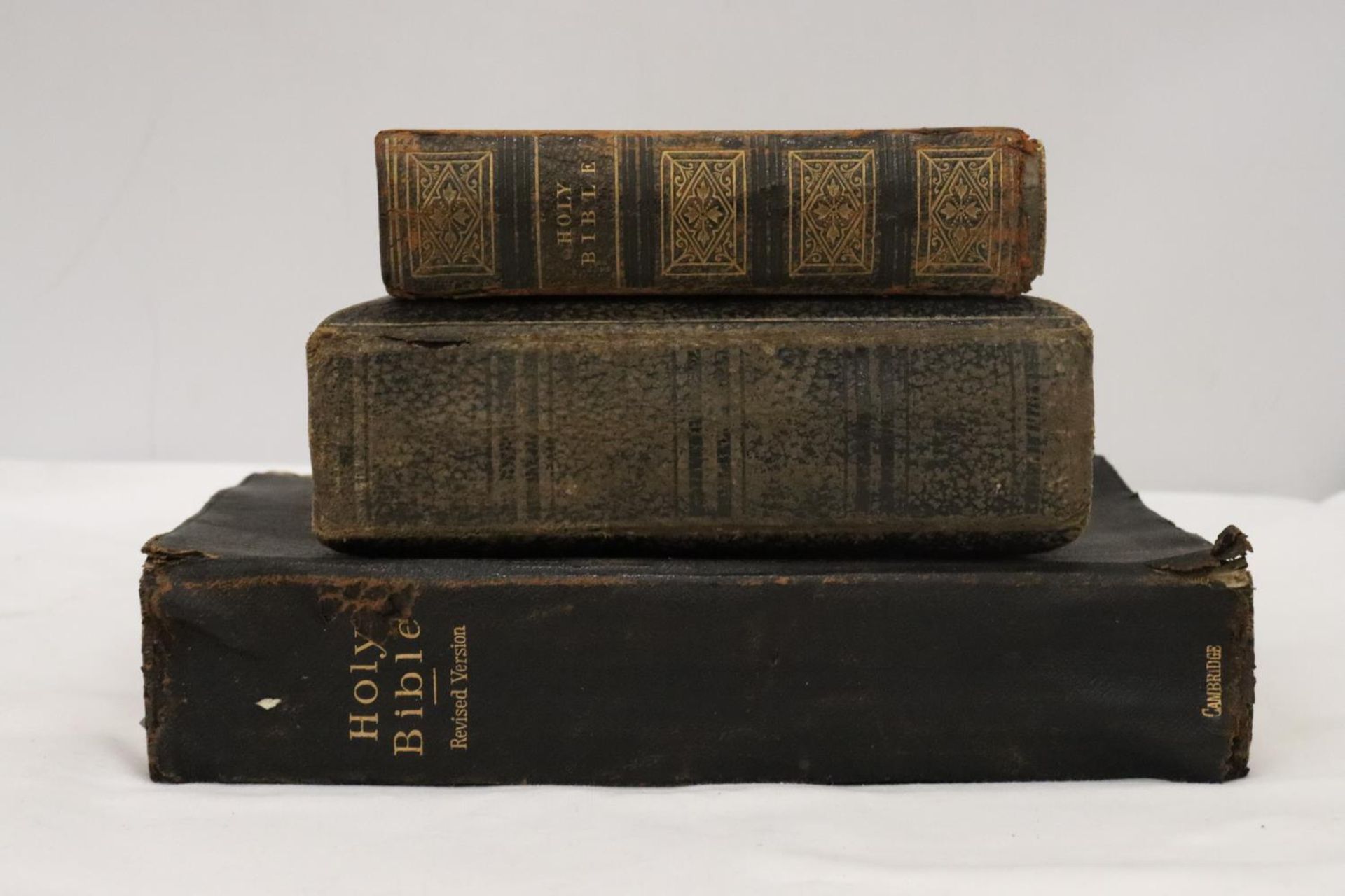 THREE VINTAGE POCKET BIBLES AND A CHURCH BIBLE - Image 3 of 11