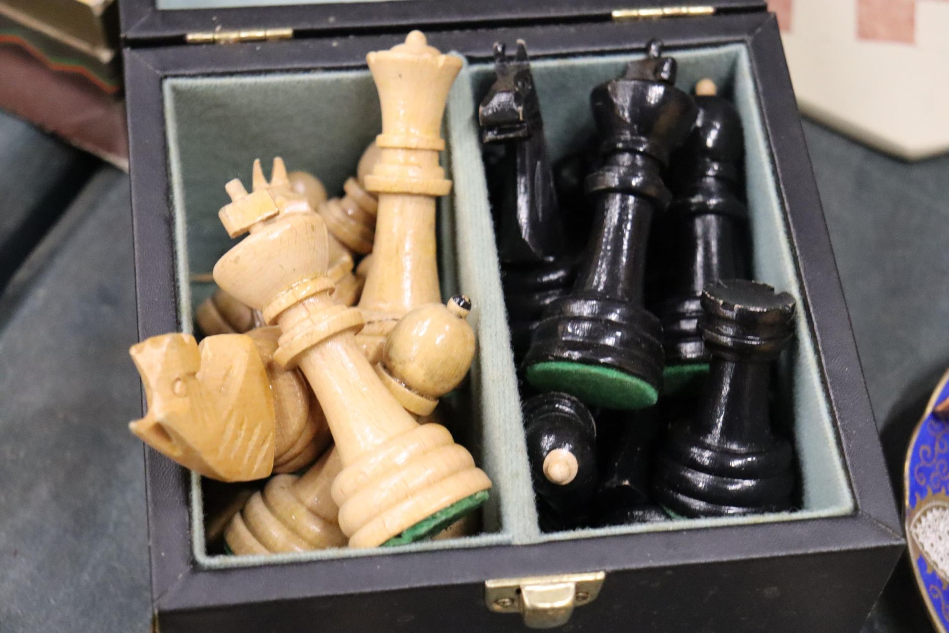 A PART SET OF CHESS PIECES (14 BLACK AND 14 WHITE), A BOARD WITH FIGURES PLUS A SMALL OCTAGONAL - Image 5 of 7