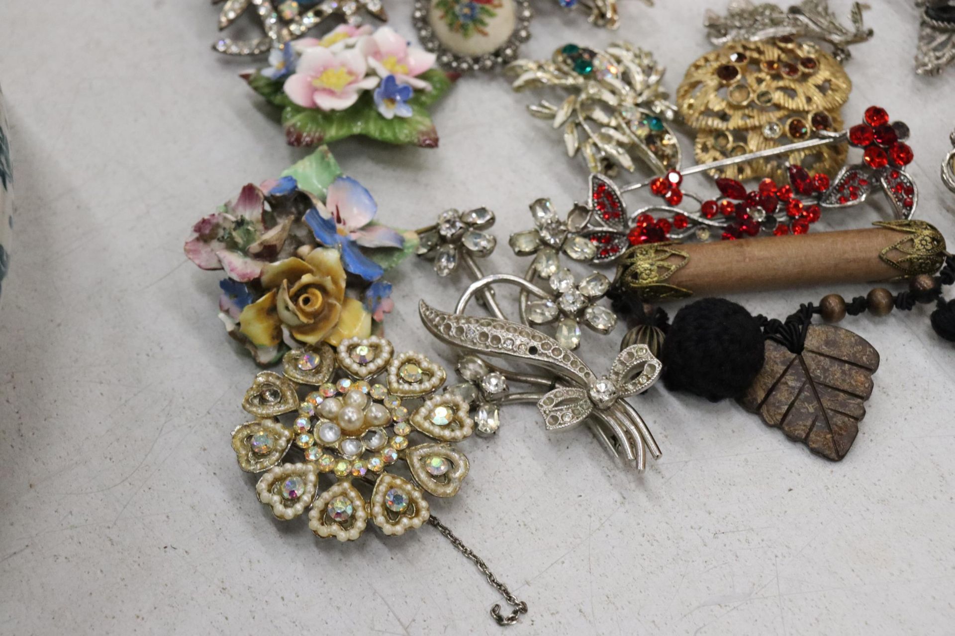 A QUANTITY OF VINTAGE COSTUME JEWELLERY BROOCHES - APPROX 29 IN TOTAL - Image 2 of 9