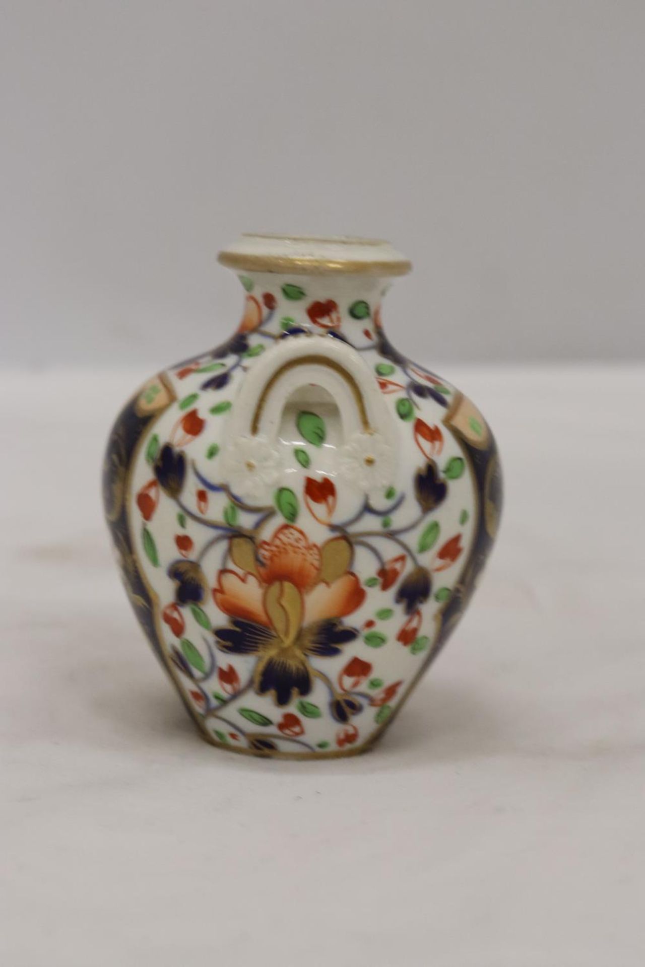 A SMALL ROYAL CROWN DERBY TWO HANDLED URN, HEIGHT 8CM - Image 2 of 5