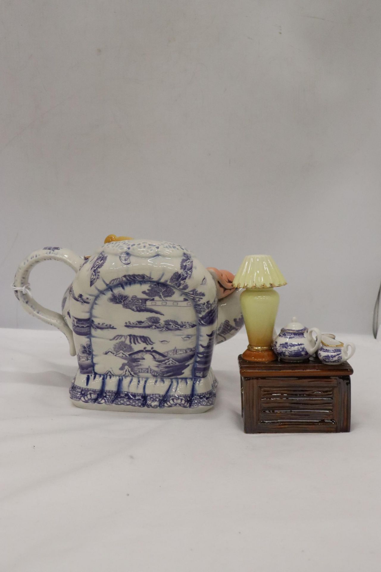 A RINGTONS LIMITED EDITION, 778/7500, 'TEA TIME' TEAPOT, IN GOOD CONDITION WITH CERTIFICATE OF - Image 8 of 10