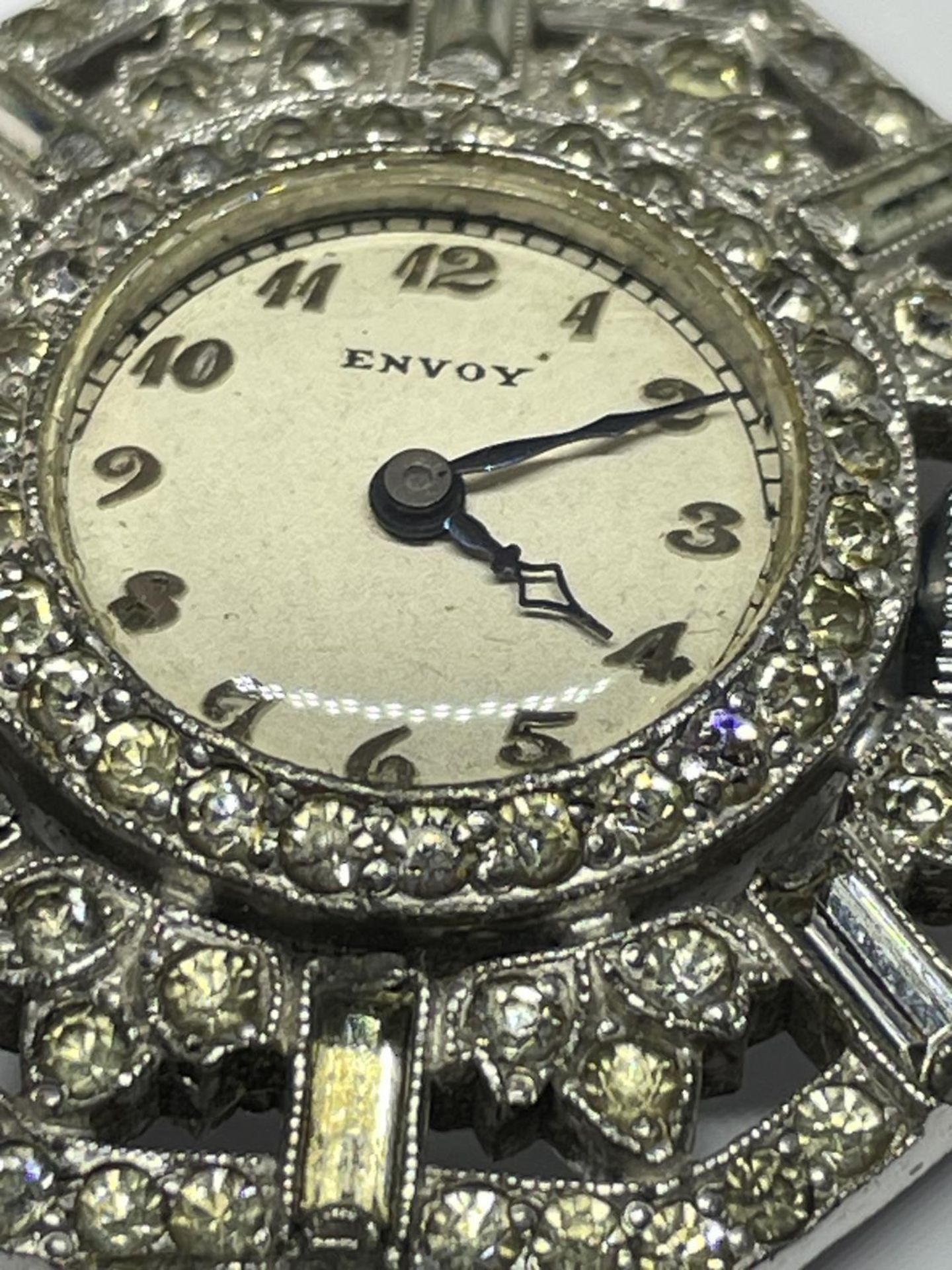 AN AMERICAN 1930'S ENVOY BROOCH WATCH WITH CLEAR STONE DECORATION SEEN WORKING BUT NO WARRANTY - Bild 3 aus 5