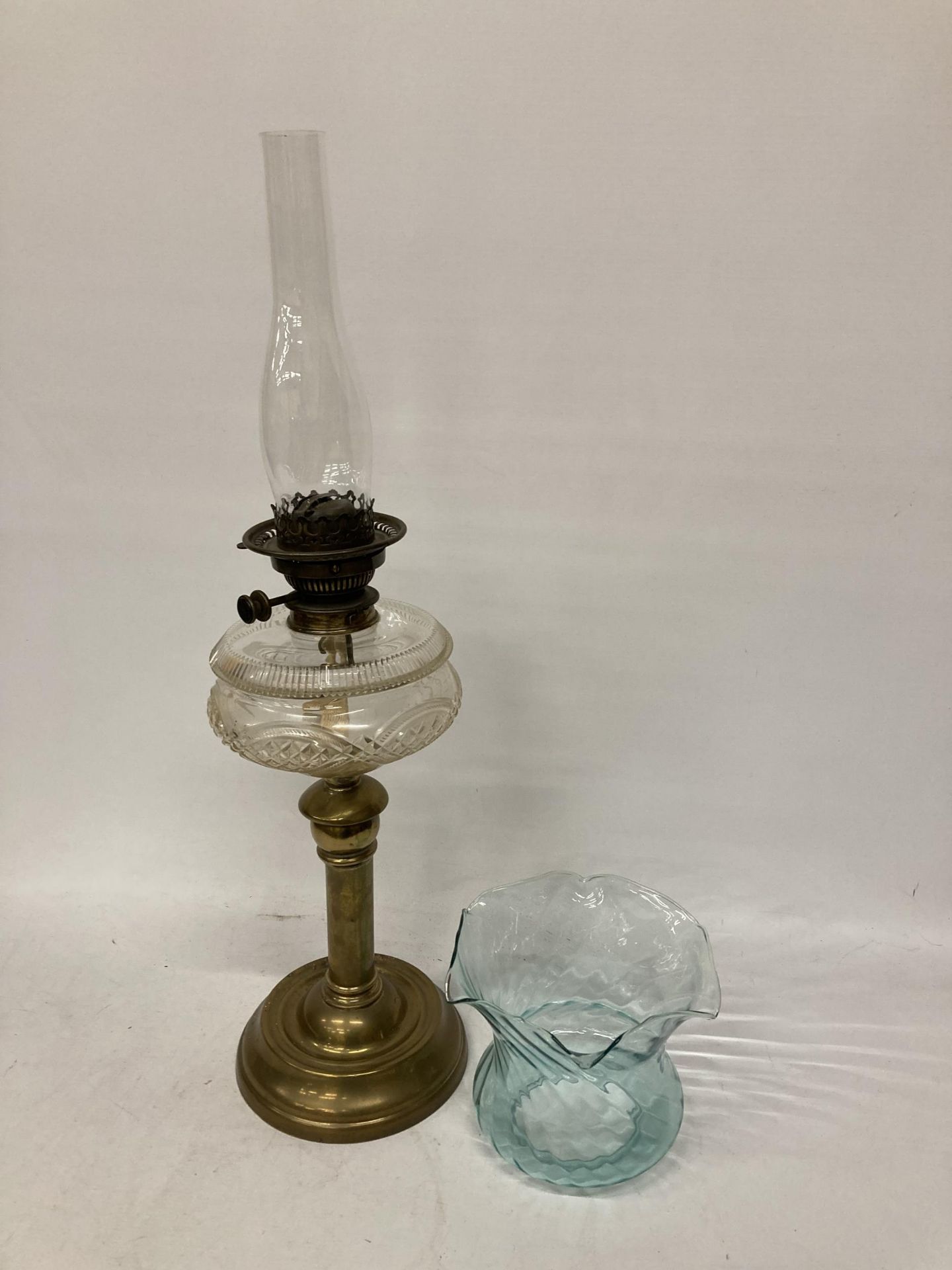 A VINTAGE OIL LAMP WITH BRASS BASE, CLEAR CUT GLASS OIL RESERVOIR, TURQUOISE SHADE AND GLASS FUNNEL - Image 4 of 4