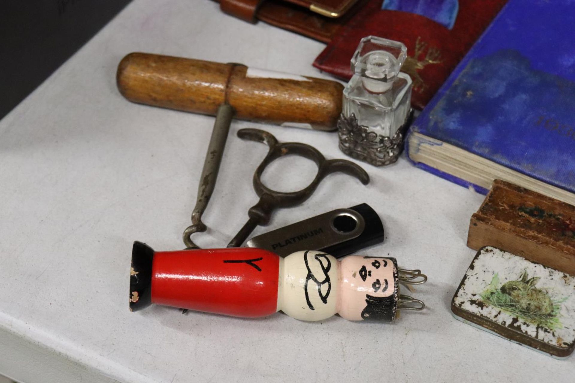 A MIXED LOT TO INCLUDE AN OLD I-PHONE, I-PHONE BOXES, SPECTACLES IN A CASE, BOTTLE OPENERS, DARTS, - Image 2 of 6