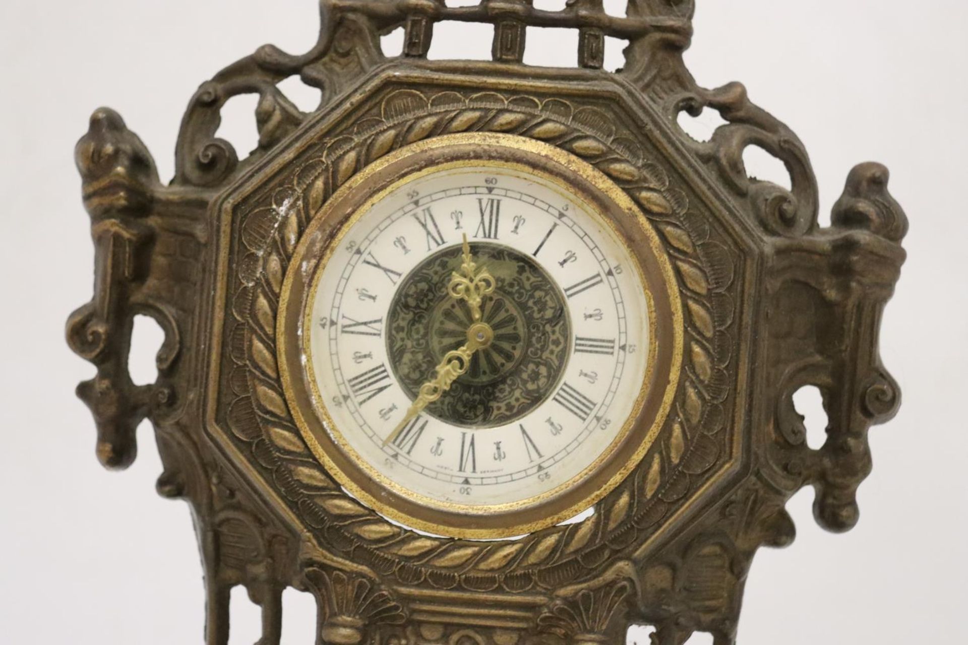 AN ORNATE VINTAGE BRASS MANTLE CLOCK, HEIGHT - 36 CM - Image 5 of 5