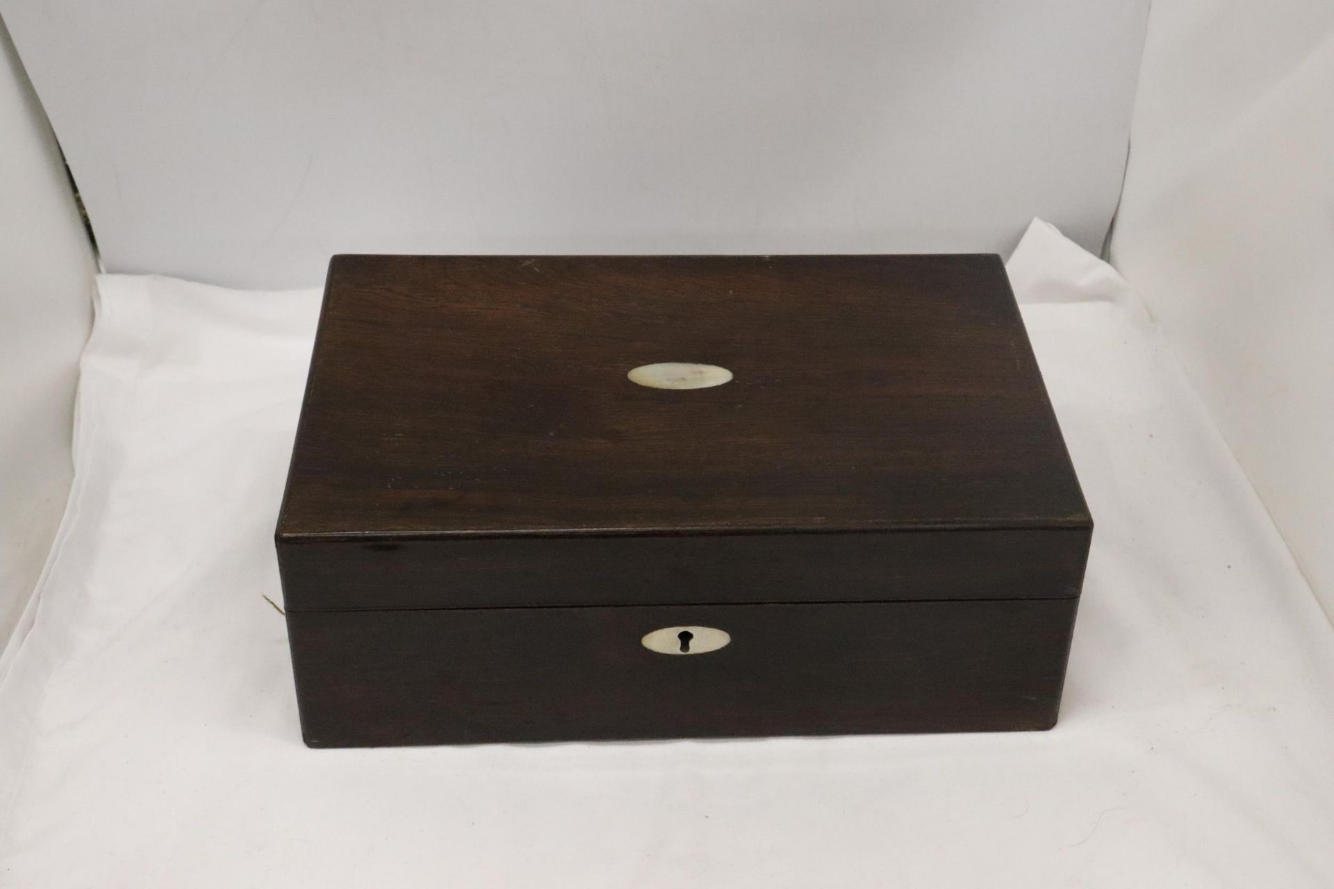 A ROSEWOOD WRITING SLOPE, WITH SUEDE SLOPE, ONE INKWELL AND MOTHER OF PEARL CARTOUCHE - Image 2 of 5