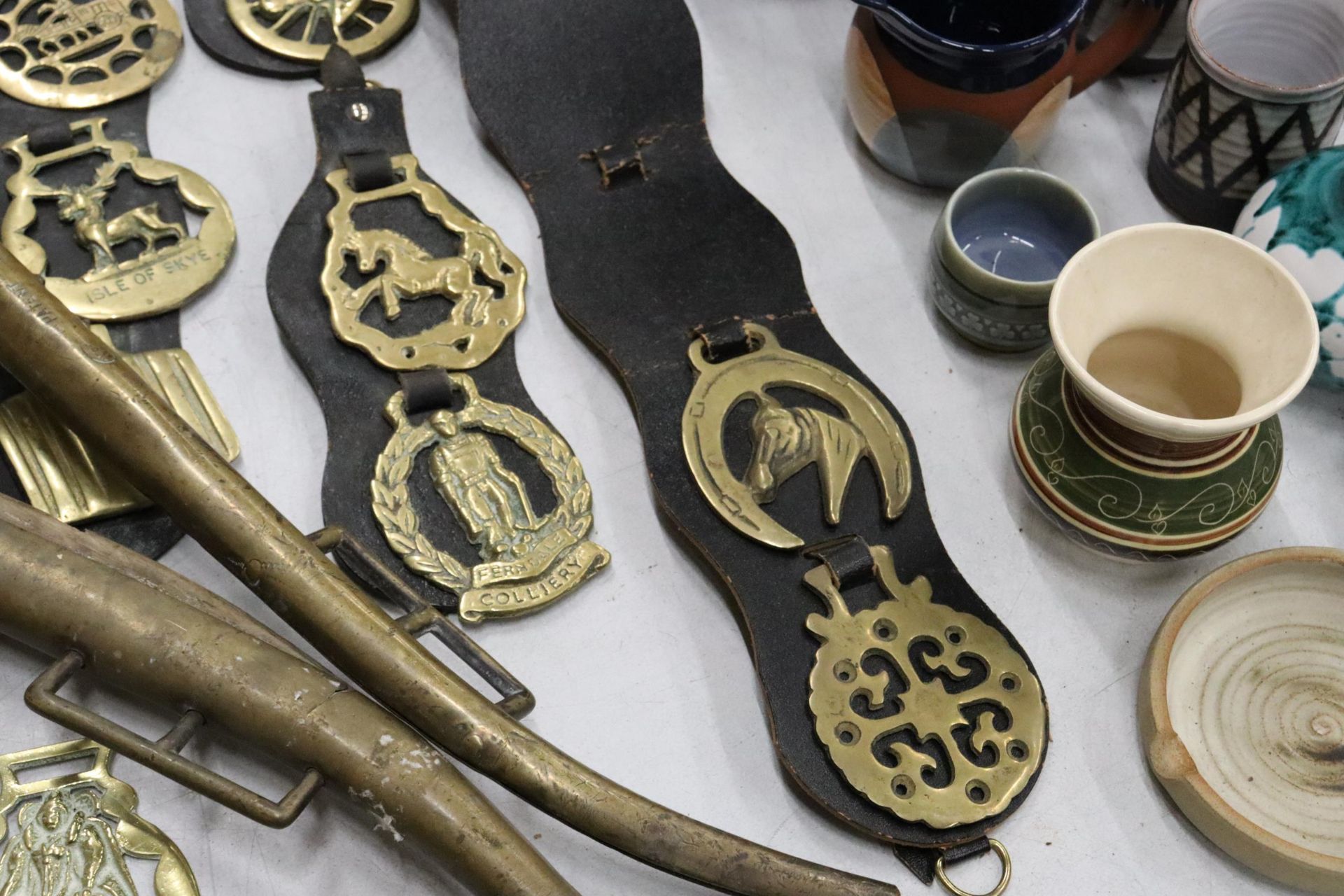 A LARGE COLLECTION OF VINTAGE HORSE BRASSES, ETC TO INCLUDE HORSE HAMES, HORSE BRASSES ON - Image 8 of 9