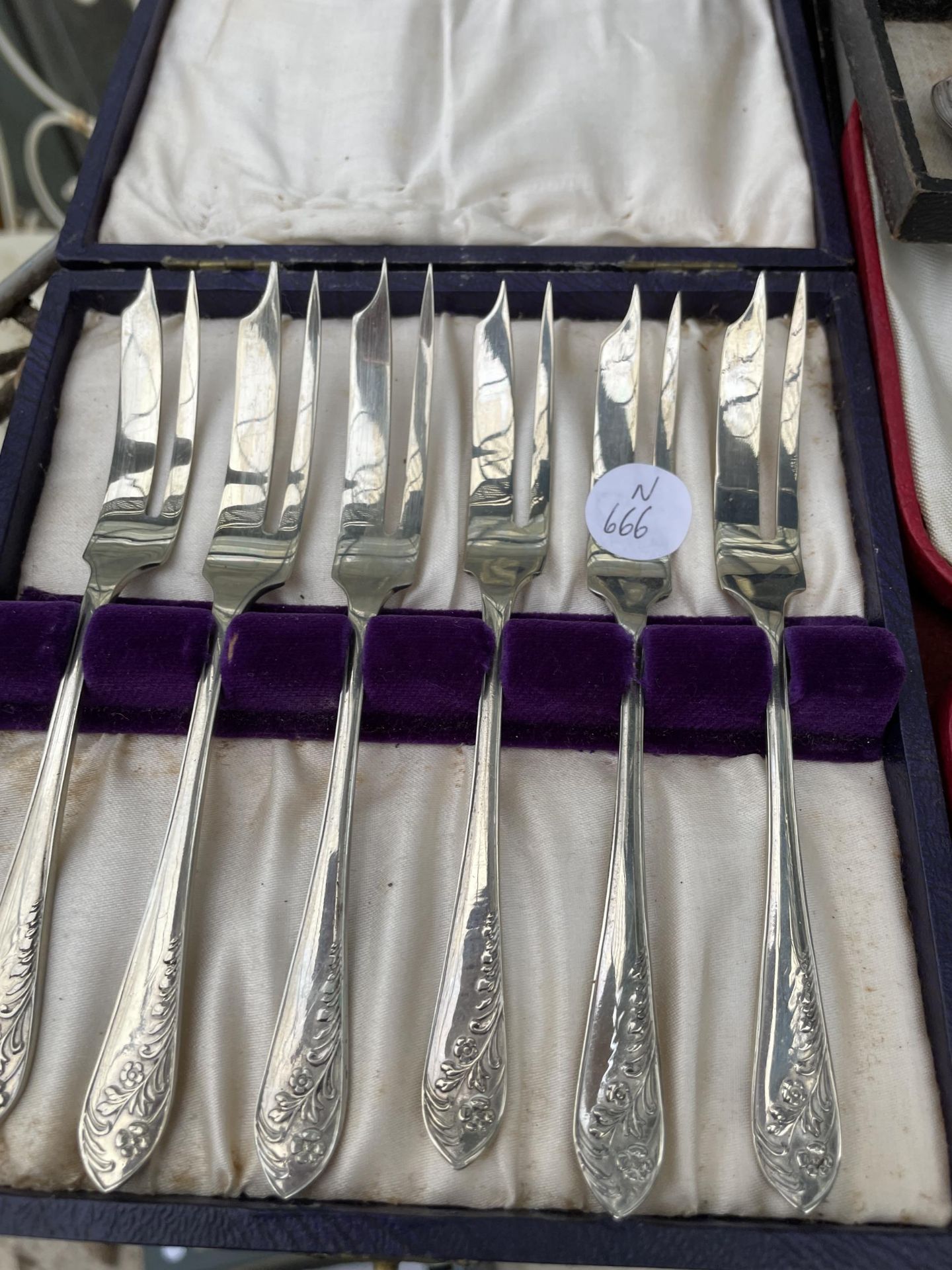 SIX COMPLETE SETS OF CASED FLATWARE TO INCLUDE ANOINTING SPOONS, TEASPOONS AND CAKE FORKS ETC - Bild 3 aus 5