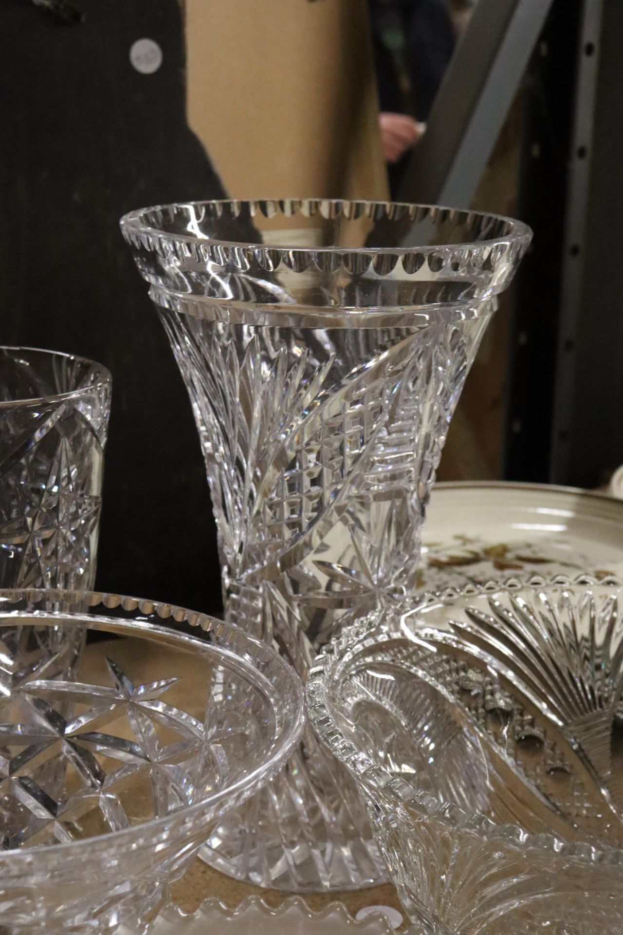 A QUANTITY OF GLASSWARE TO INCLUDE VASES, BOWLS, ETC - 7 PIECES IN TOTAL - Bild 4 aus 8