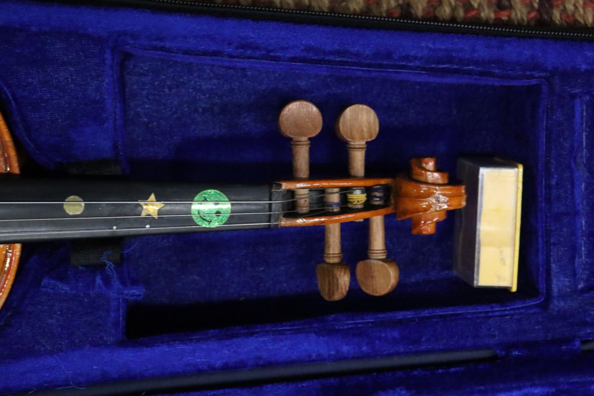 A STENTOR STUDENT 1/4 VIOLIN IN A CASE - Image 4 of 6