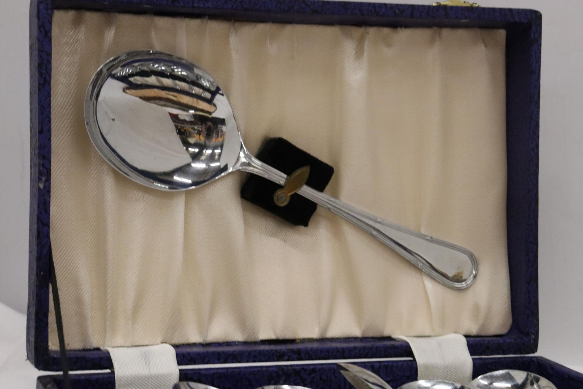 TWO VINTAGE BOXED SETS OF FLATWARE TO INCLUDE DESSERT SPOONS AND A CARVING SET - Image 5 of 6