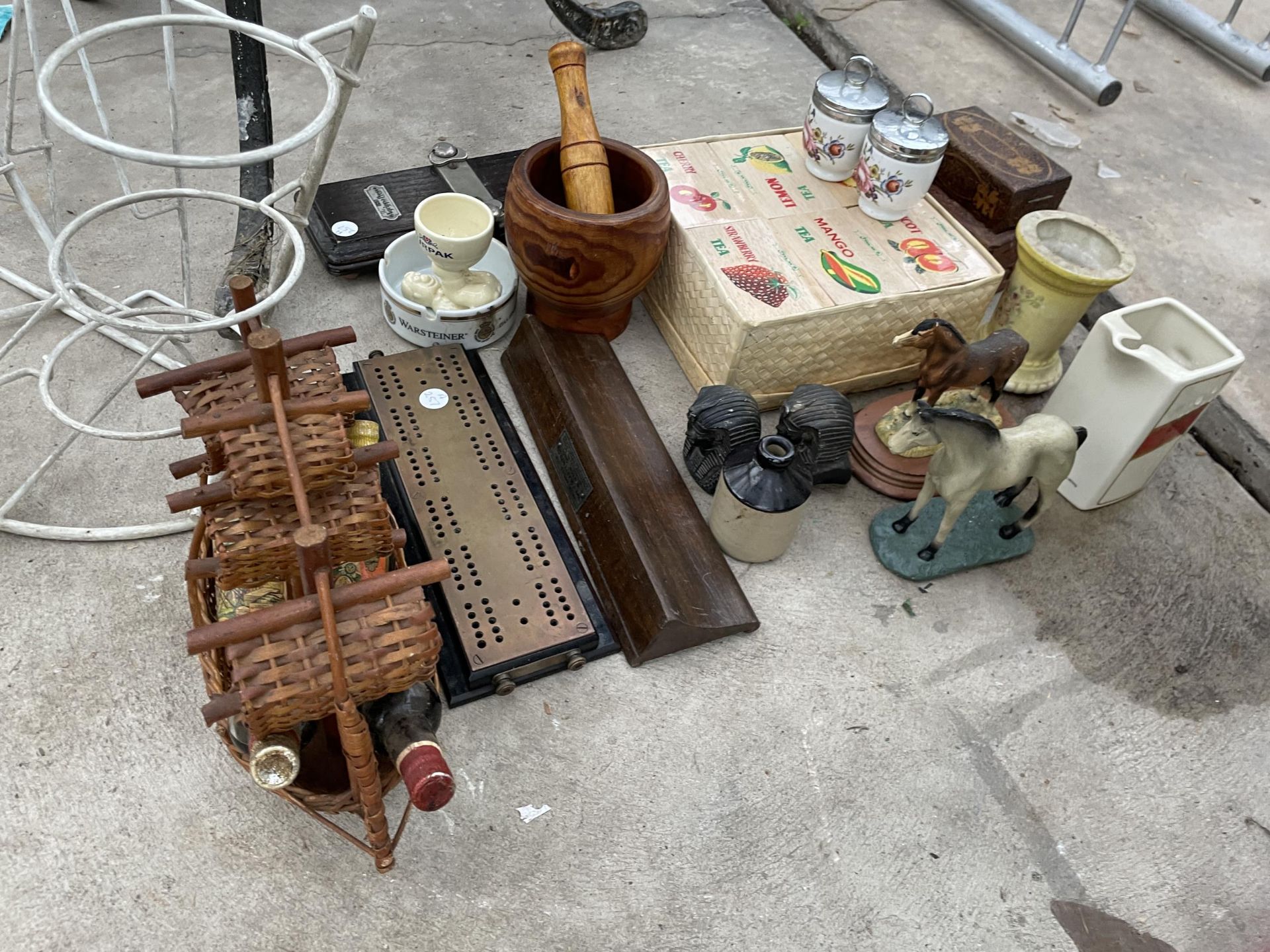 AN ASSORTMENT OF ITEMS TO INCLUDE A FLOWER PRESS, A PESTEL AND MORTOR ETC - Bild 2 aus 4