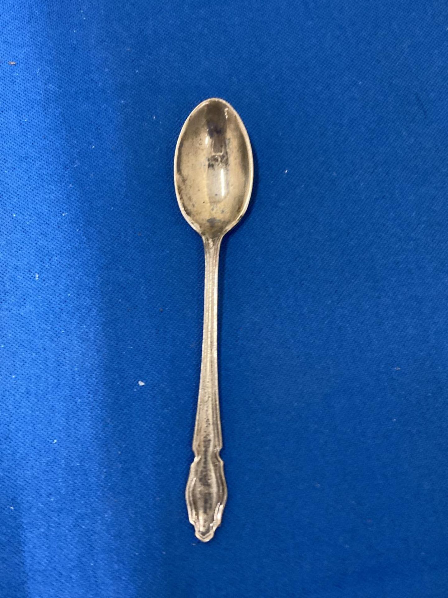 A SET OF SIX HALLMARKED LONDON SILVER COFFEE SPOONS IN A PRESENTATION CASE - Image 2 of 3