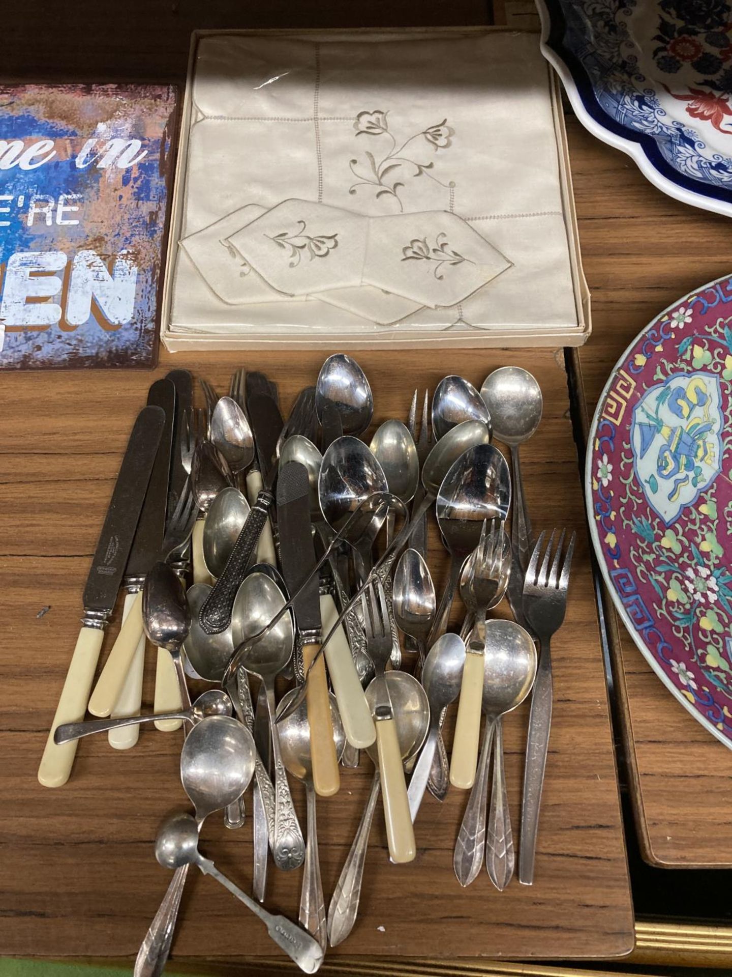 A QUANTITY OF FLATWARE AND A BOXED VINTAGE NAPKIN SET