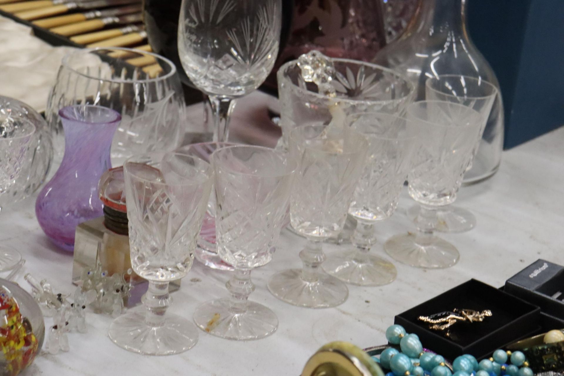 A QUANTITY OF GLASSWARE TO INCLUDE DECANTERS, GLASSES, BOWLS, A SCENT BOTTLE, PAPERWEIGHT, ETC - Image 7 of 10