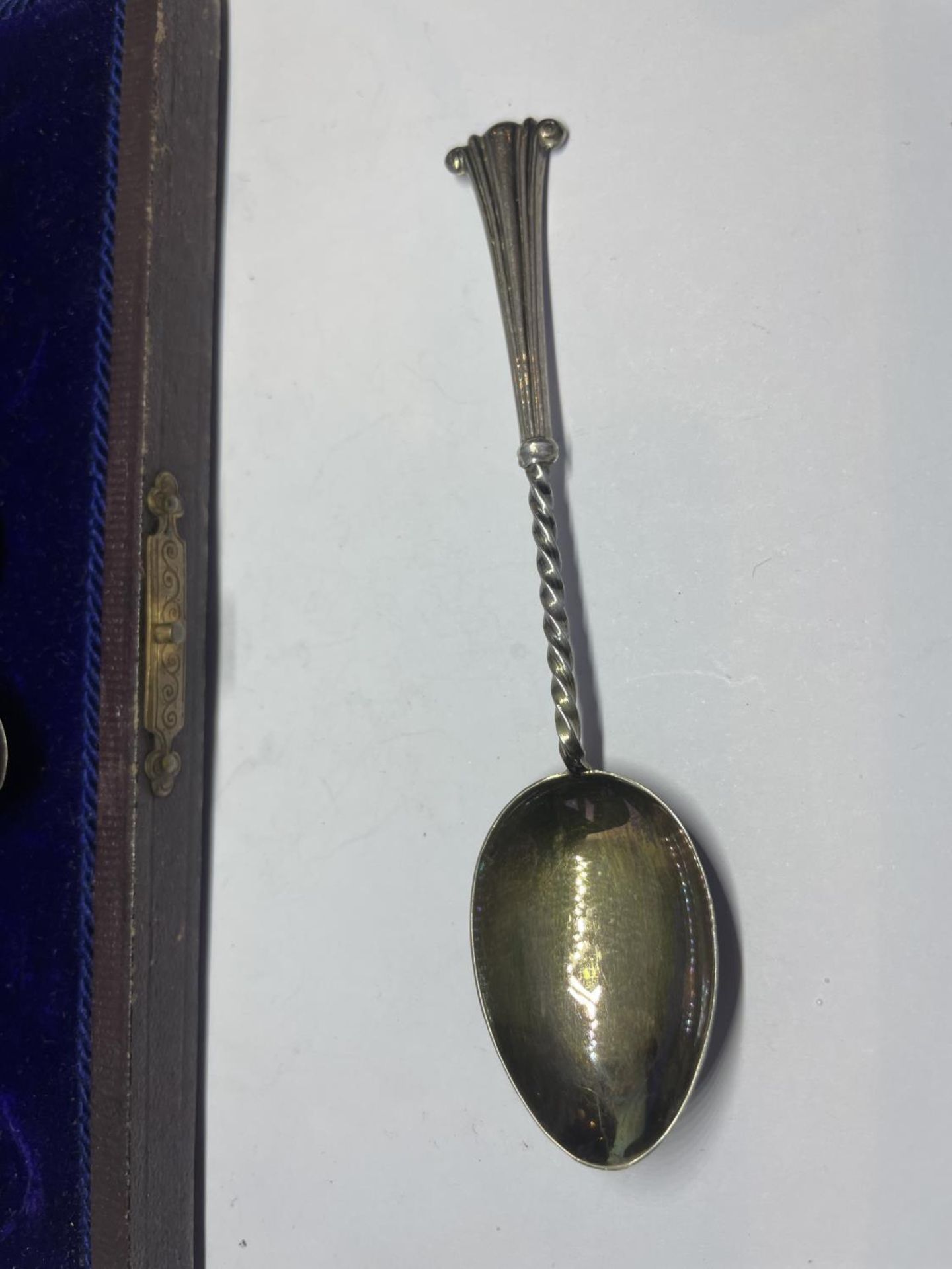 A SET OF SIX HALLMARKED BIRMINGHAM SILVER SPOONS IN A PRESENTATION BOX - Bild 3 aus 5