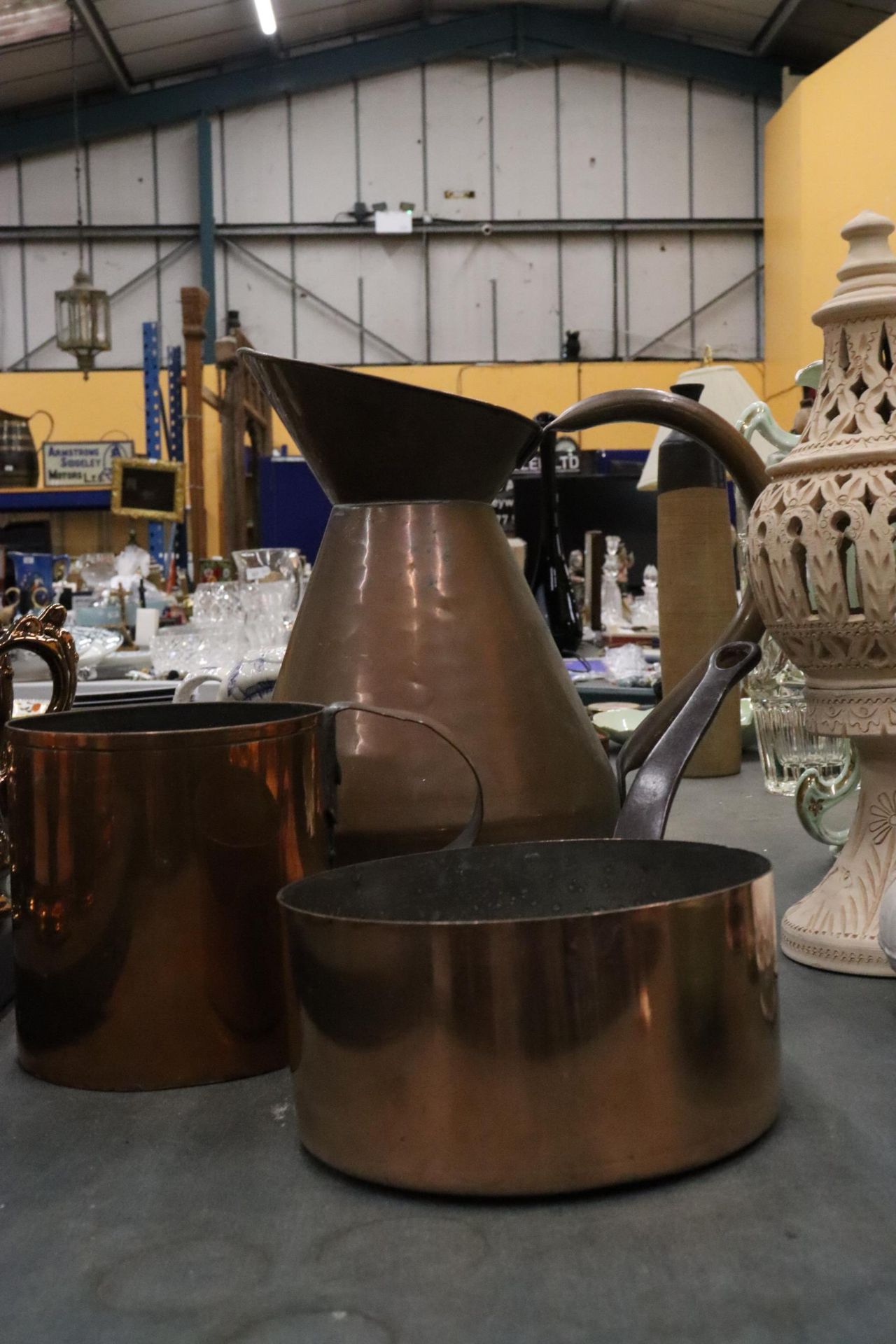 A HAYSTACK COPPER JUG TOGETHER WITH COPPER PAN AND GEORGIAN TANKARD - Bild 2 aus 6