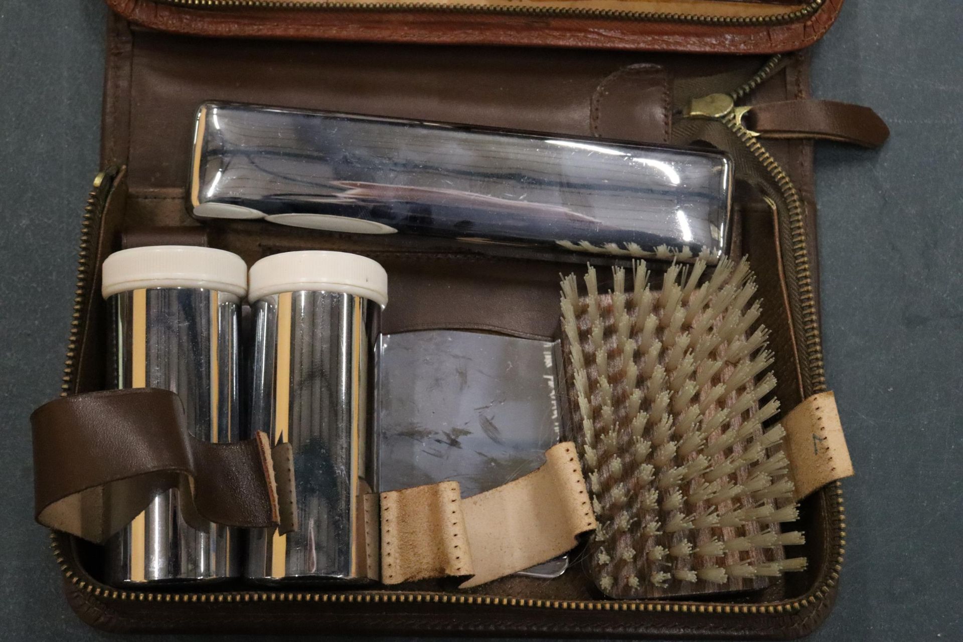 TWO GENTLEMEN'S GROOMING KITS IN CASES - Image 5 of 7