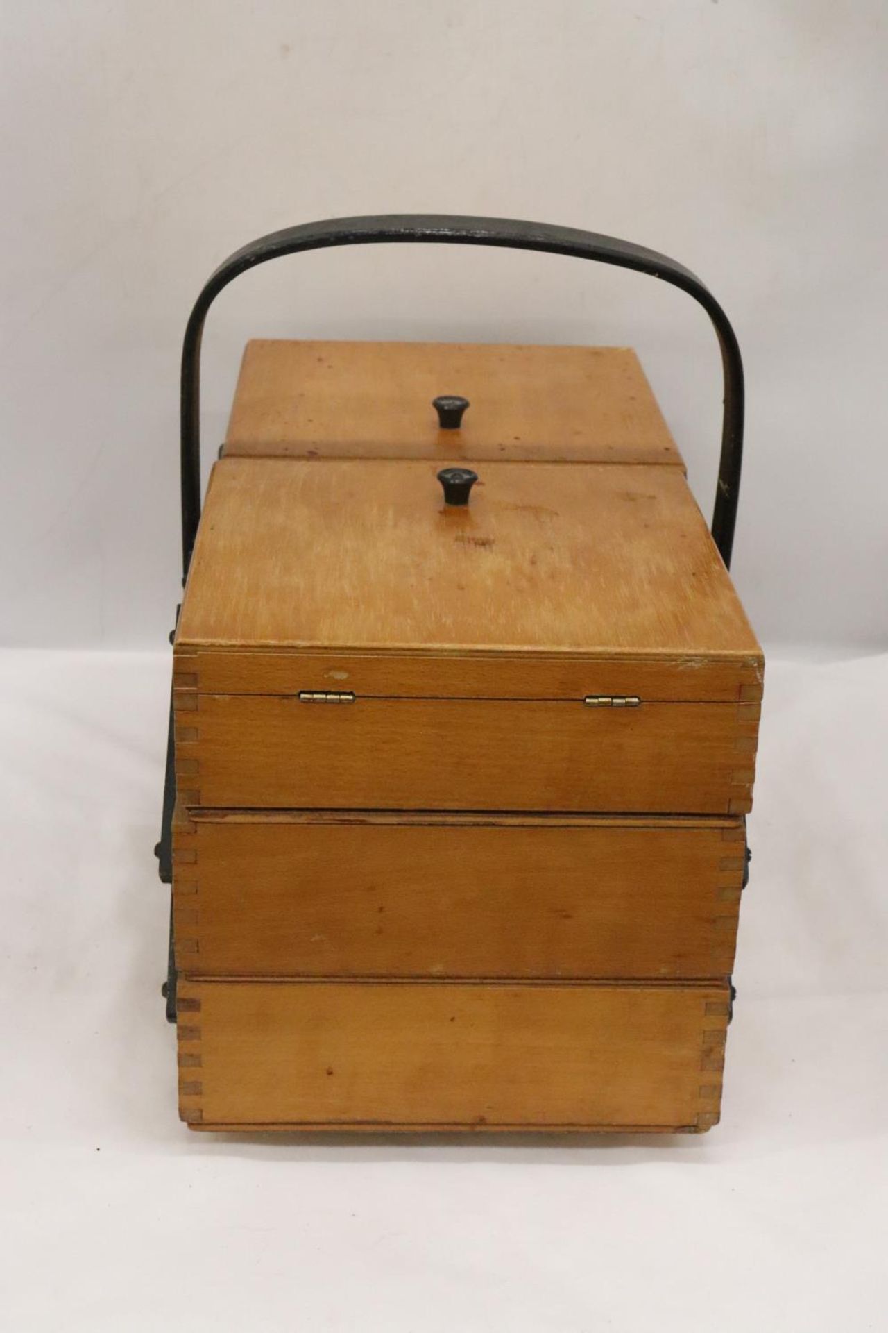 A CANTILEVER SEWING BOX - Image 3 of 5