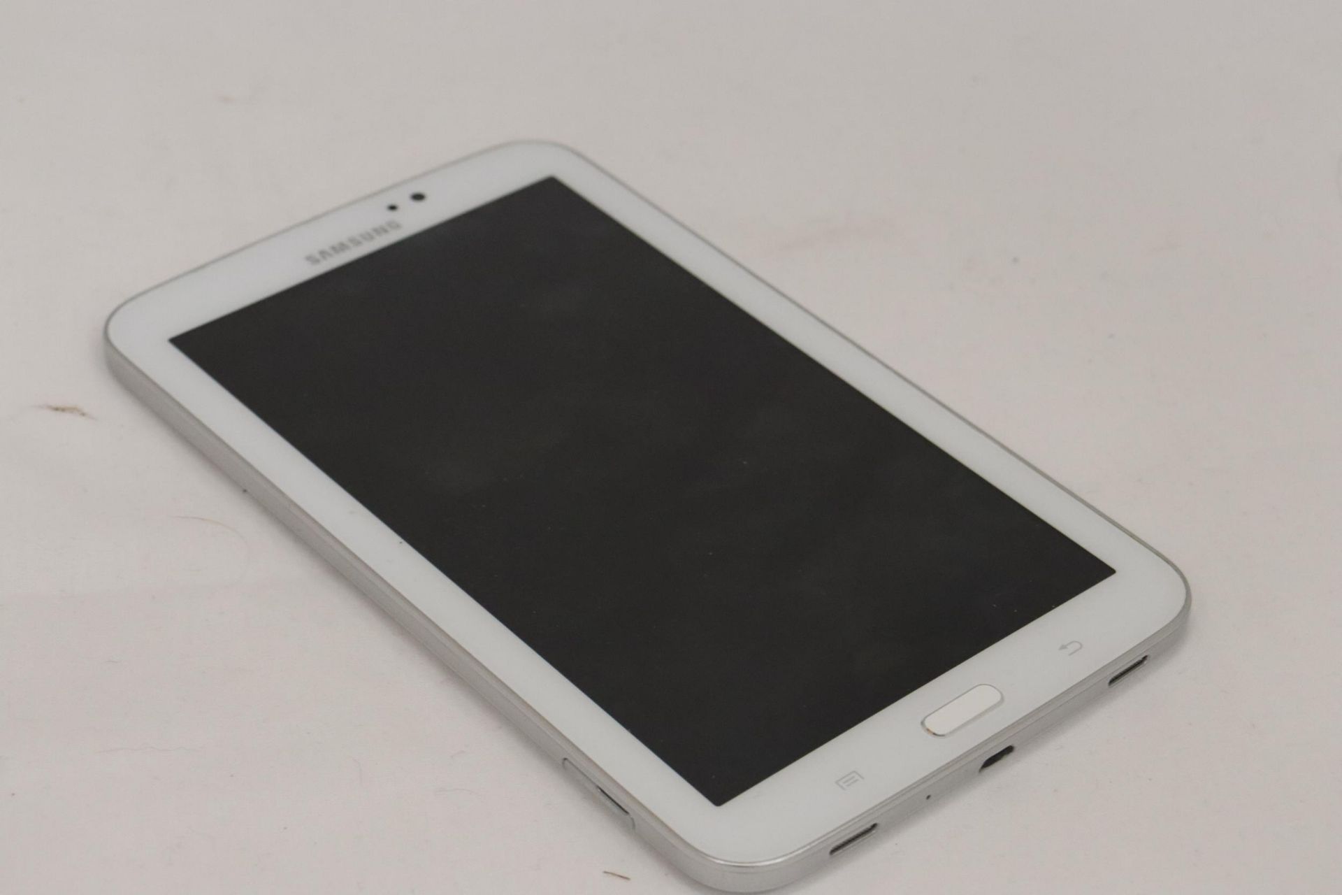 A SAMSUNG TABLET WITH CHARGER, VENDOR STATES IN WORKING ORDER, NO WARRANTY GIVEN, 11CM X 19CM - Image 4 of 6