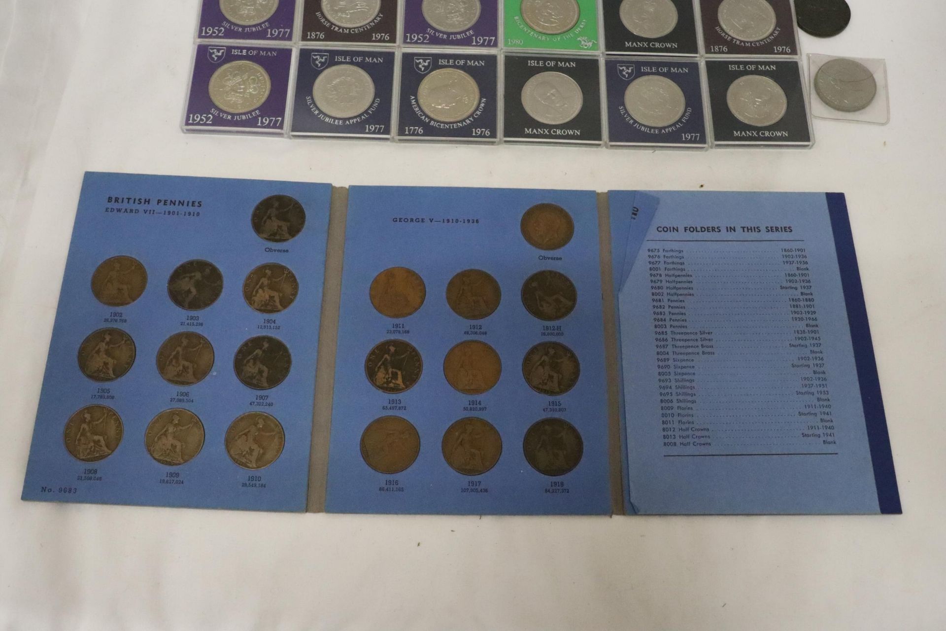 TWENTY FIVE COMMEMORATIVE CROWNS, THE GREAT BRITISH 1983 COIN COLLECTION AND GREAT BRITAIN PENNIES - Image 3 of 9