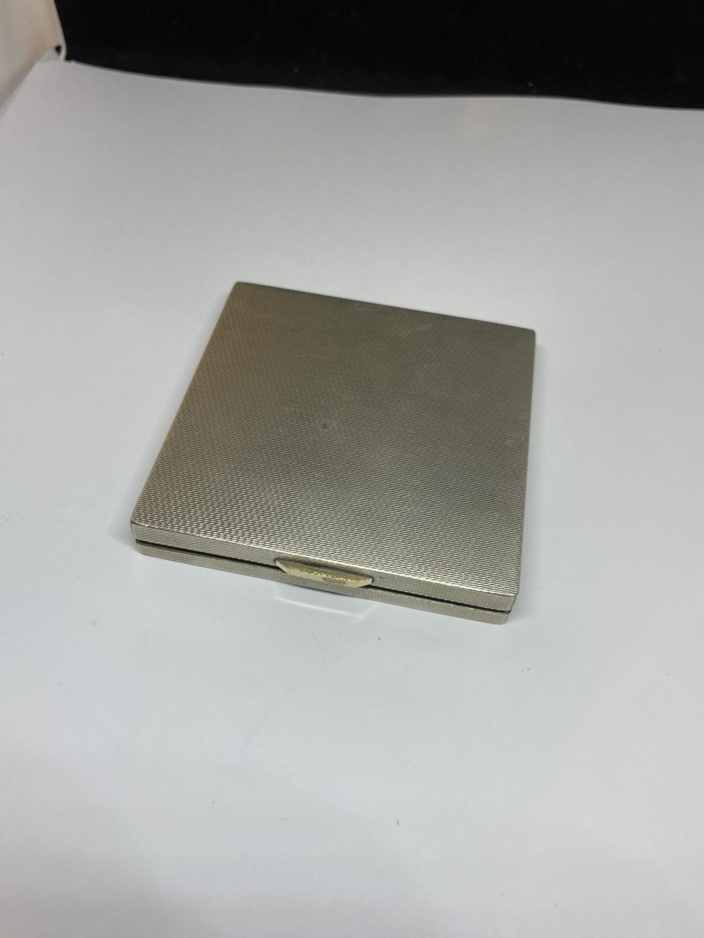 A HALLMARKED LONDON SILVER COMPACT WITH MIRROR - Image 2 of 4