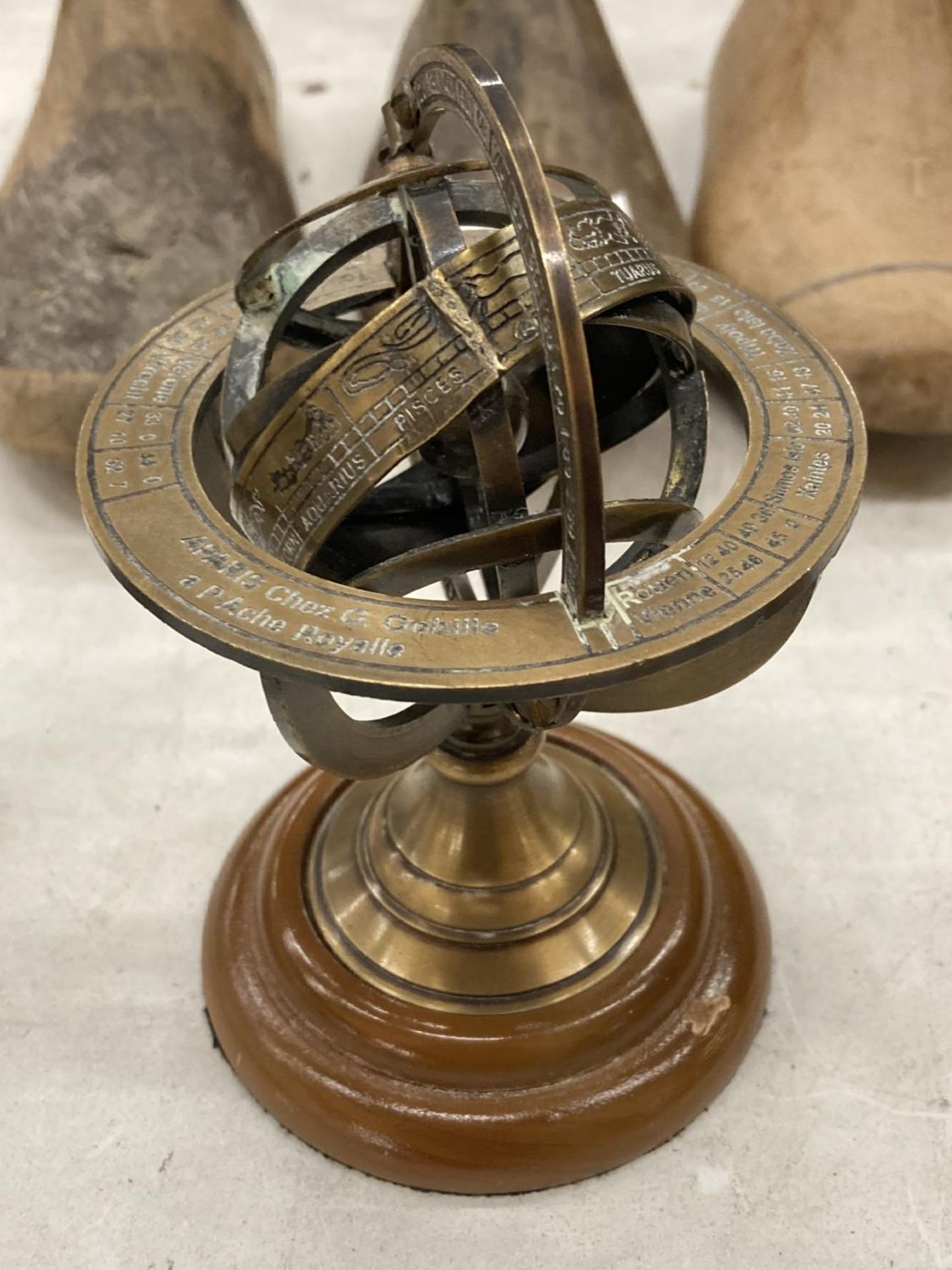 THREE MINIATURE BRASS CLOCKS, HEIGHT APPROX 6CM, PLUS A SMALL ARMILLARY SPHERE ON A WOODEN BASE, - Bild 3 aus 4