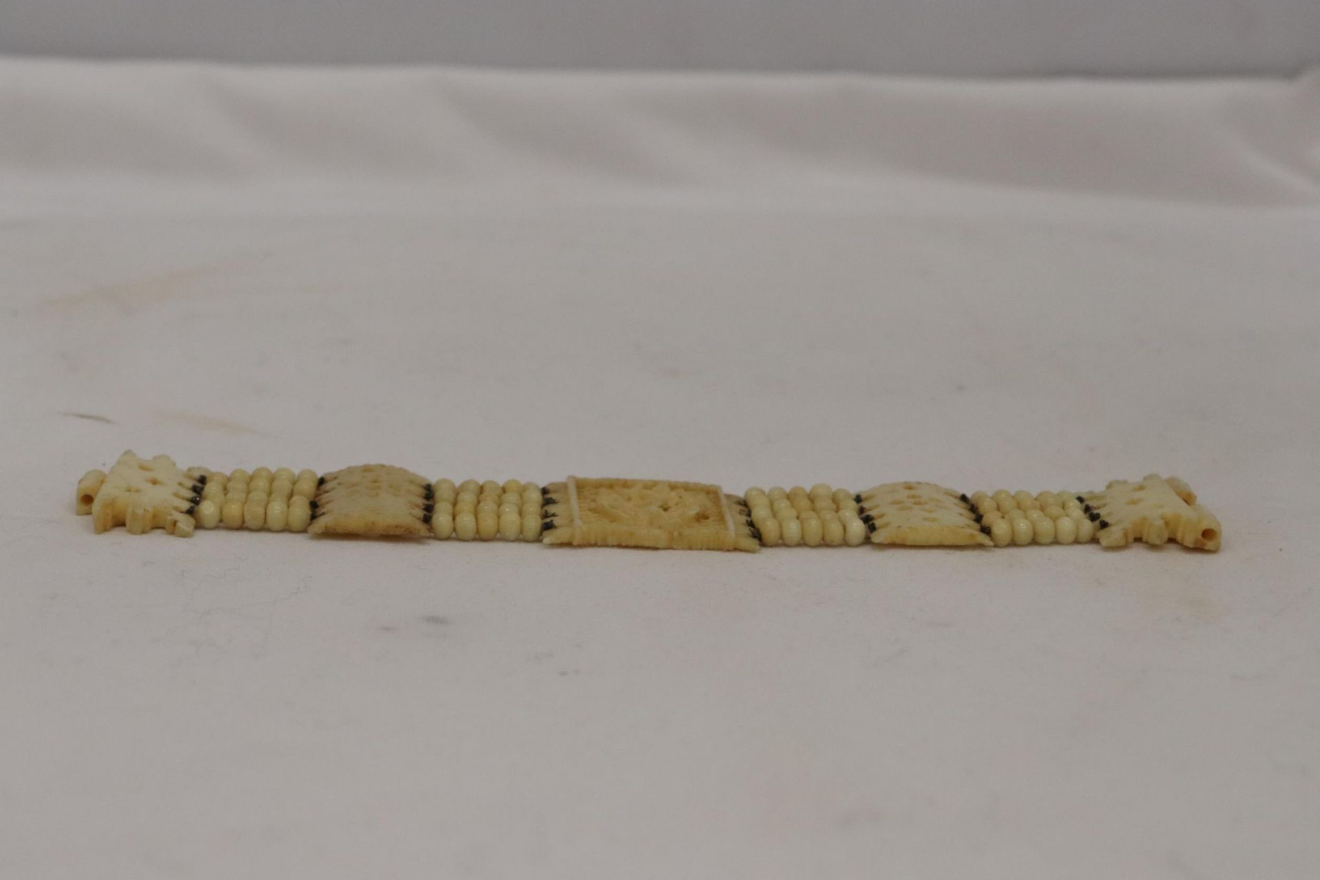 A BOVINE BONE BRACELET - Image 3 of 4