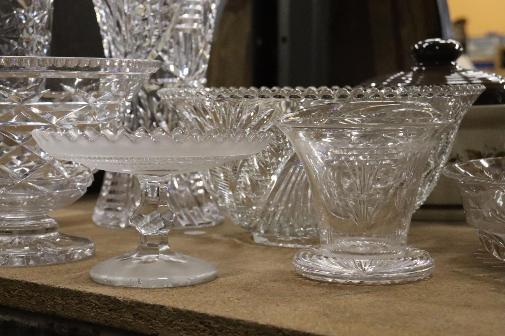 A QUANTITY OF GLASSWARE TO INCLUDE VASES, BOWLS, ETC - 7 PIECES IN TOTAL - Image 3 of 8