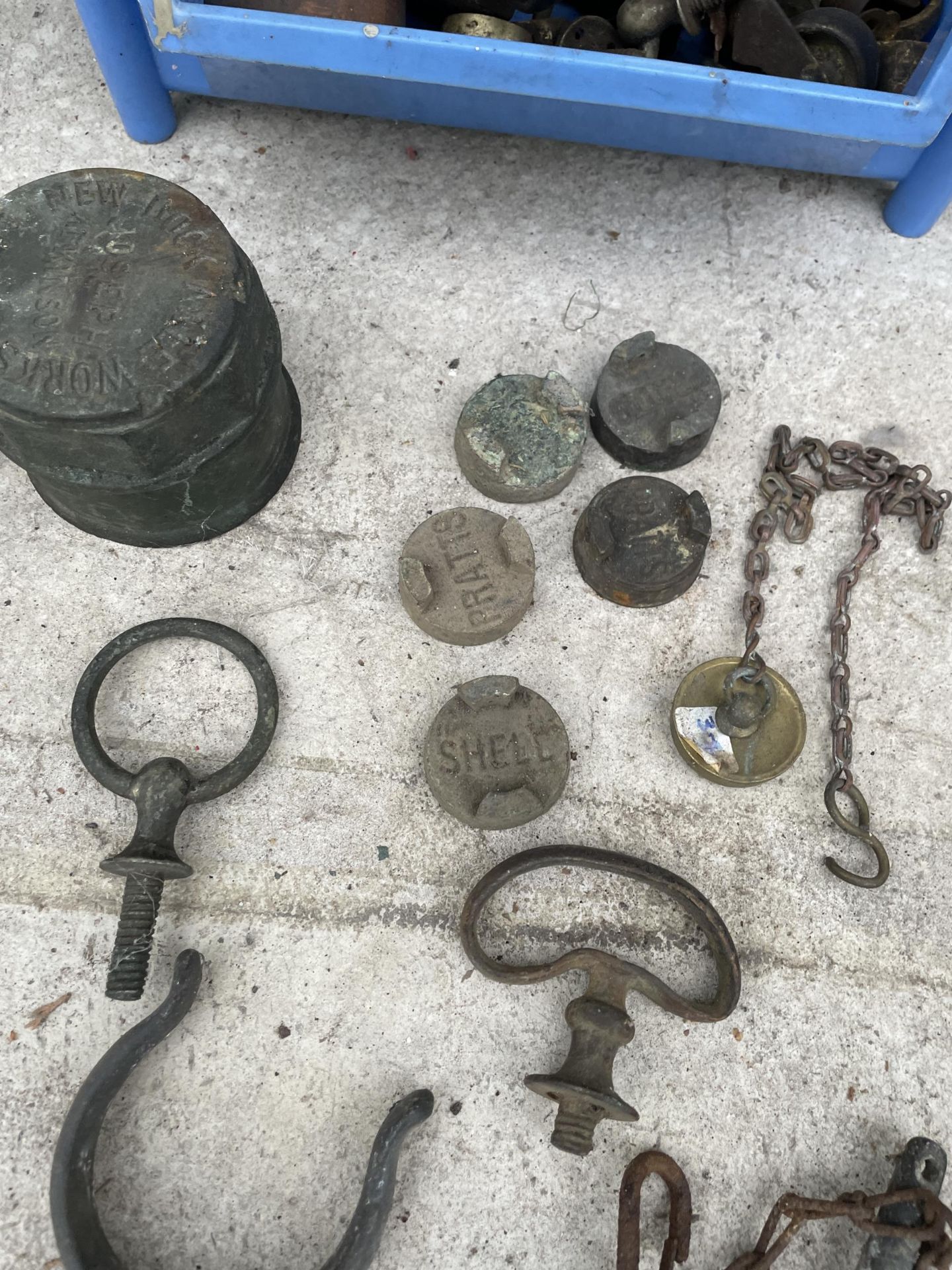 AN ASSORTMENT OF VINTAGE ITEMS TO INCLUDE FUEL CAN CAPS, A HUB CAP AND DOOR FURNITURE ETC - Image 2 of 5