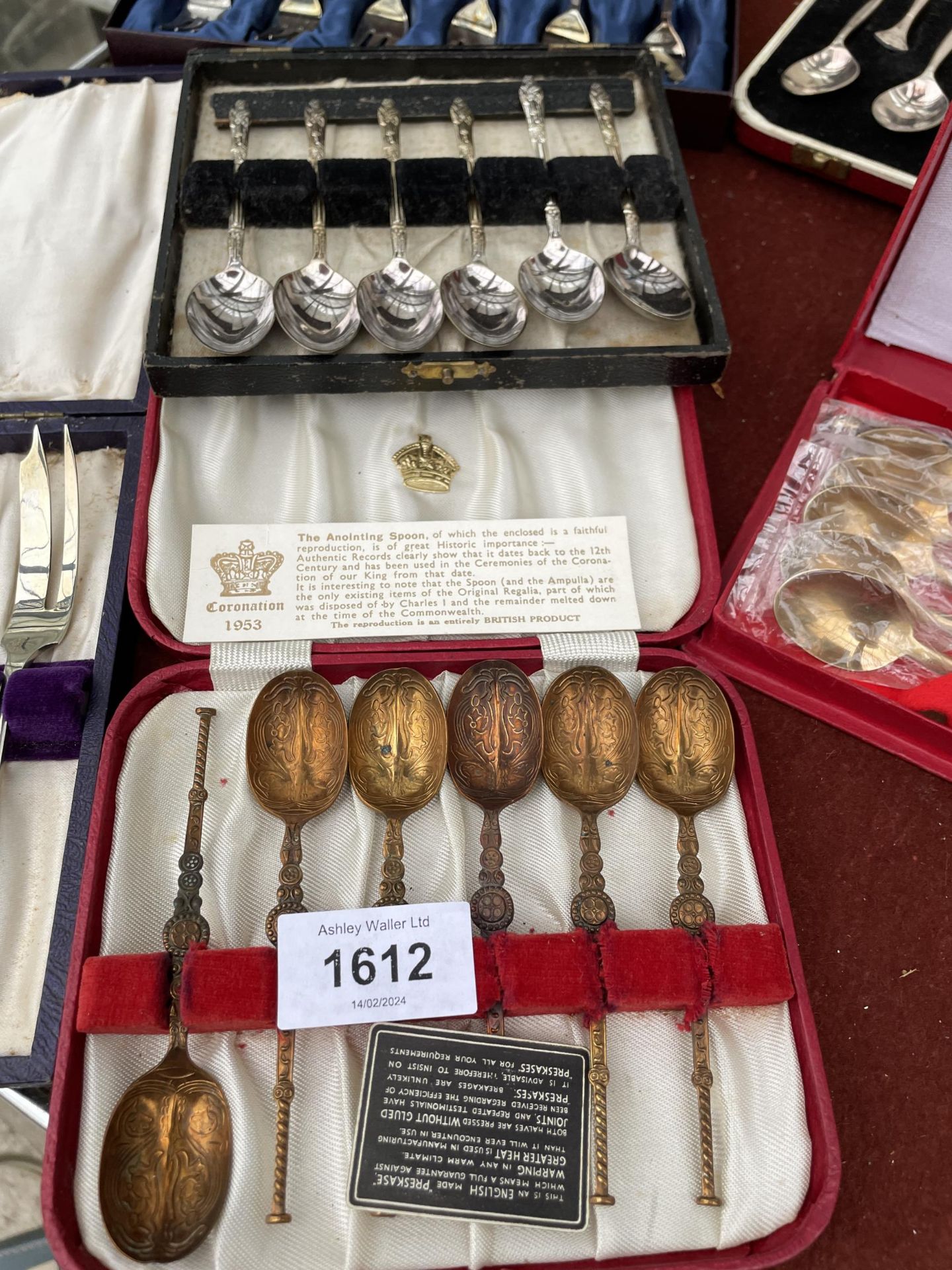 SIX COMPLETE SETS OF CASED FLATWARE TO INCLUDE ANOINTING SPOONS, TEASPOONS AND CAKE FORKS ETC - Bild 2 aus 5