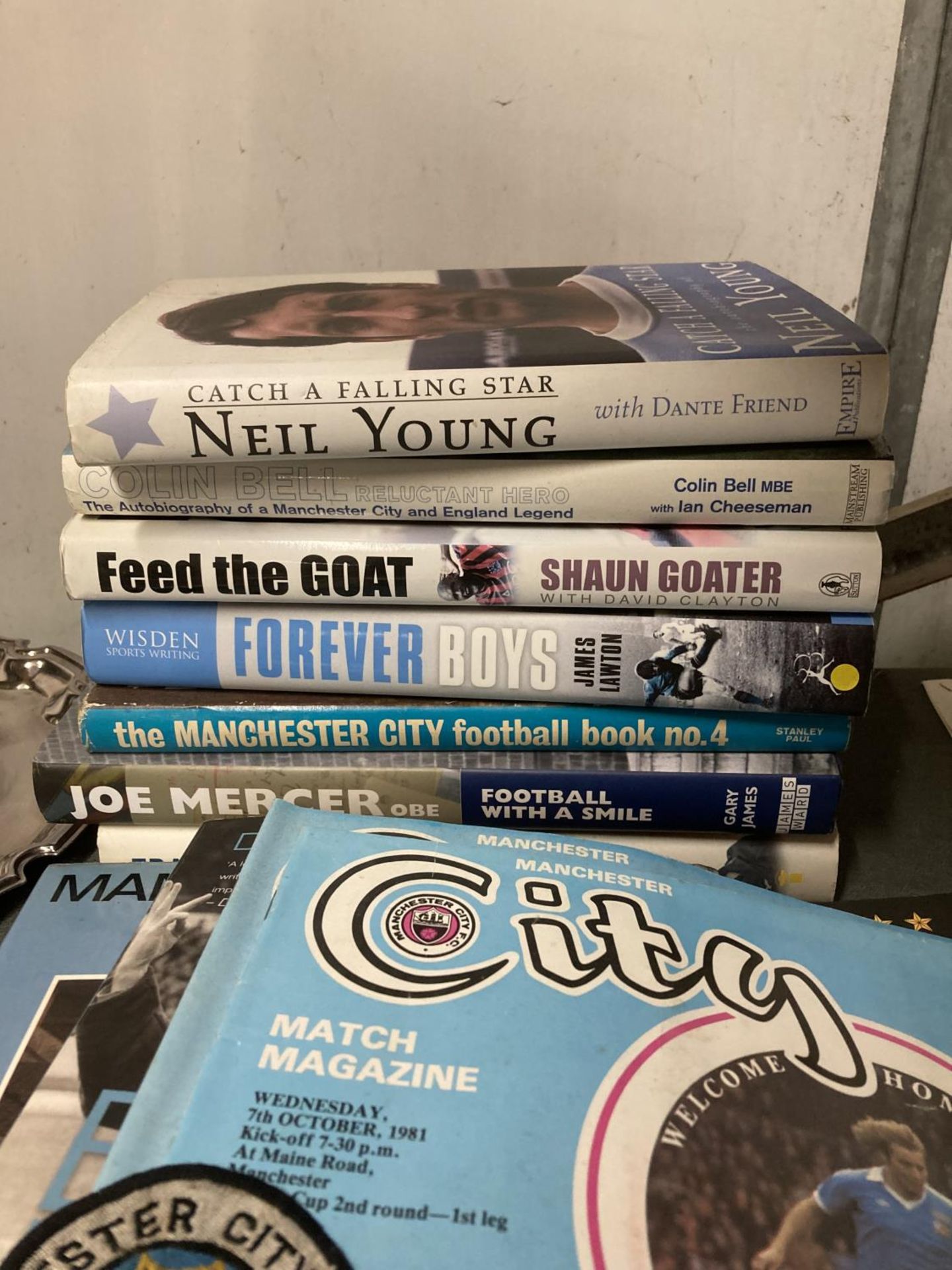 A COLLECTION OF MANCHESTER CITY MEMORABLIA TO INCLUDE, 9 BOOKS, 50 PROGRAMMES, FIVE LARGE ACTION - Bild 4 aus 4